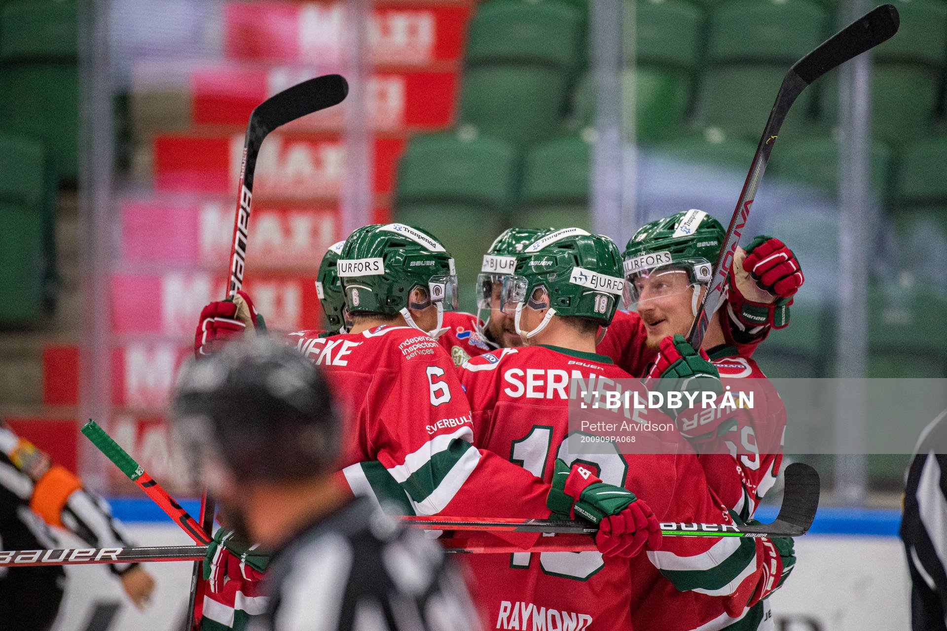 Frölundas Simon Hjalmarsson jublar med lagkamrater
