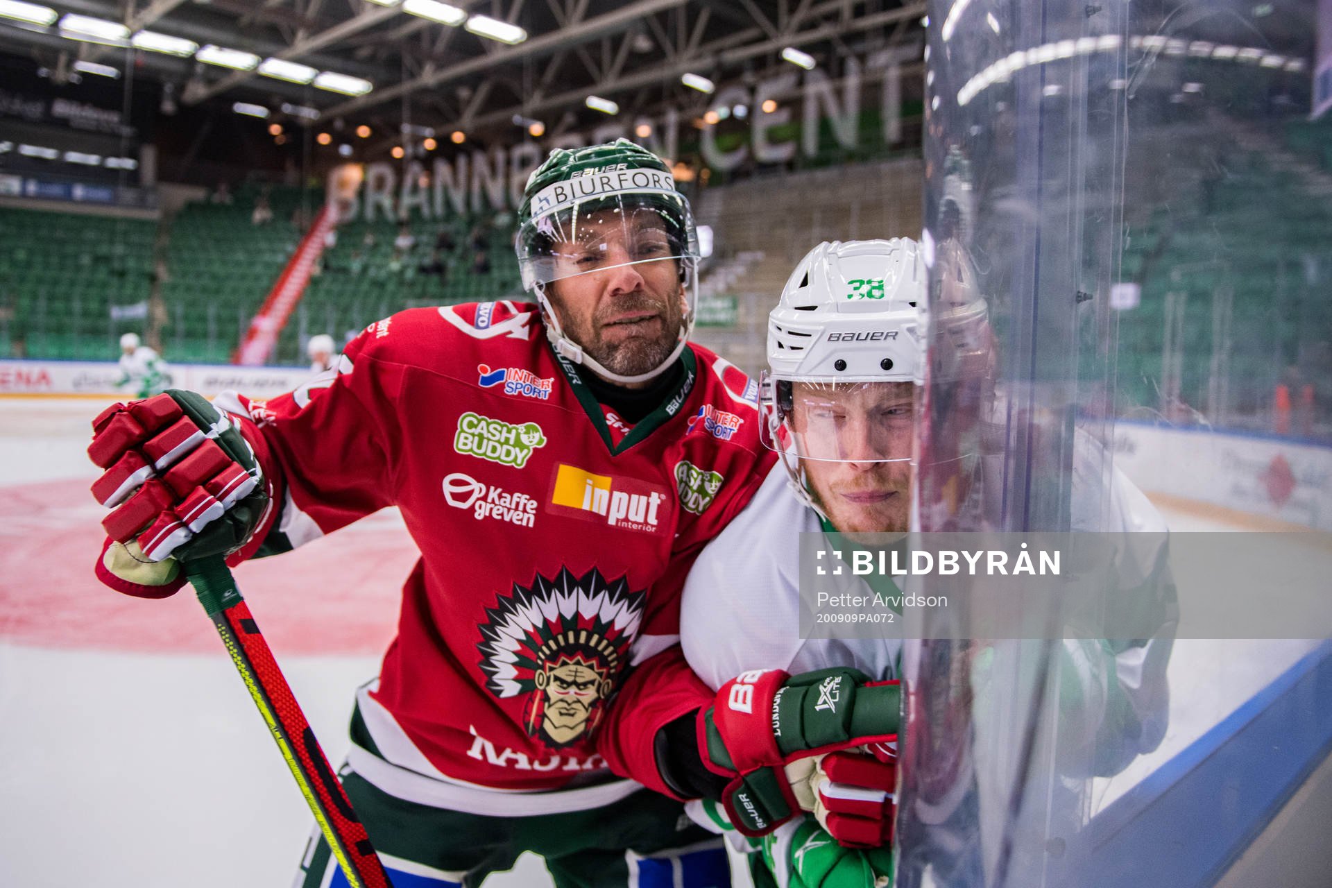 Frölundas Joel Lundqvist tacklar Rögles Erik Andersson