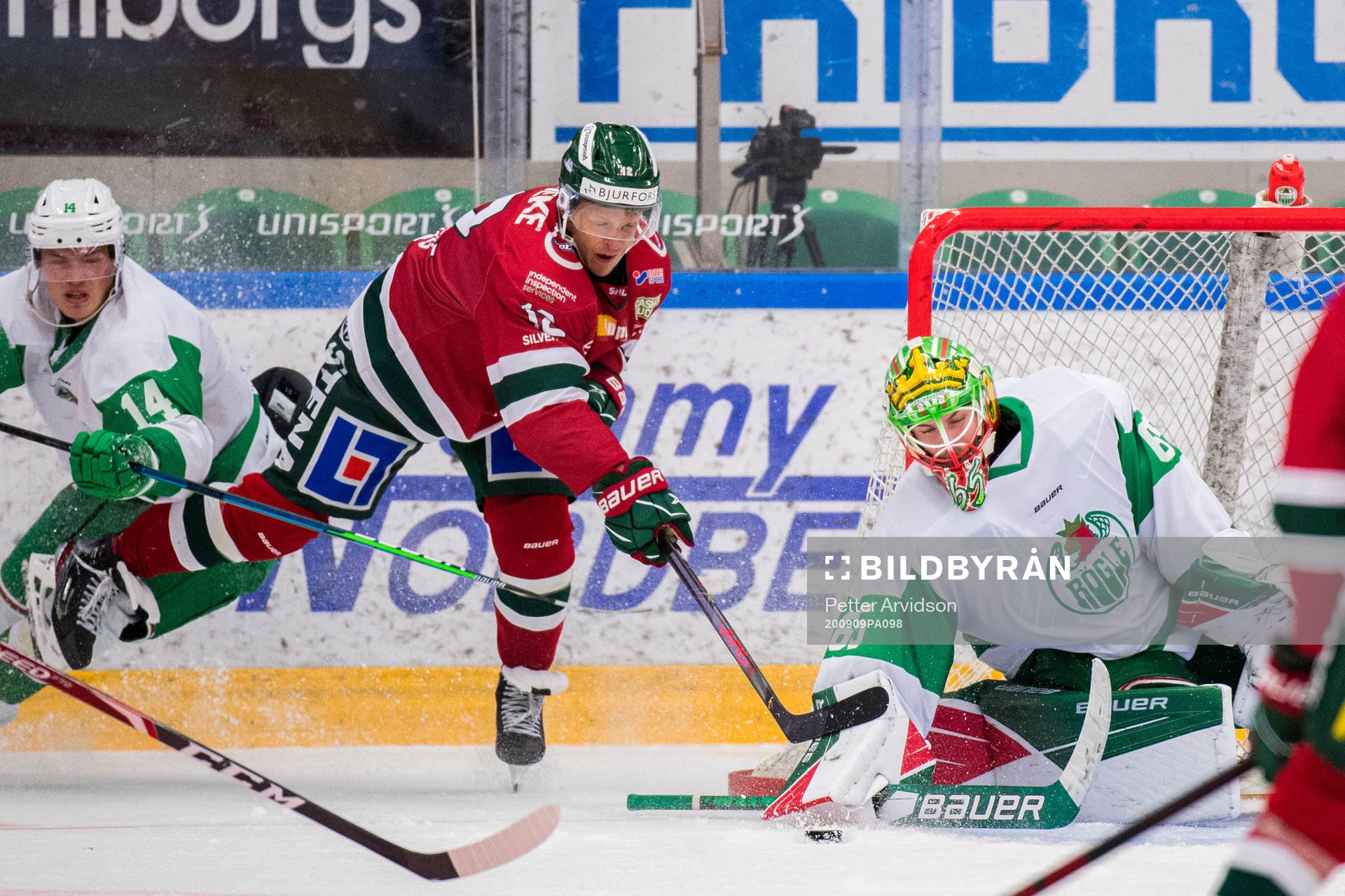 Frölundas Max Friberg oroar mot Rögles målvakt