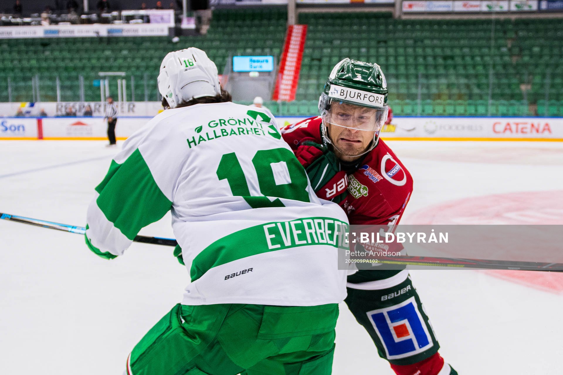 Rögles Dennis Everberg och Frölundas Nicklas Lasu