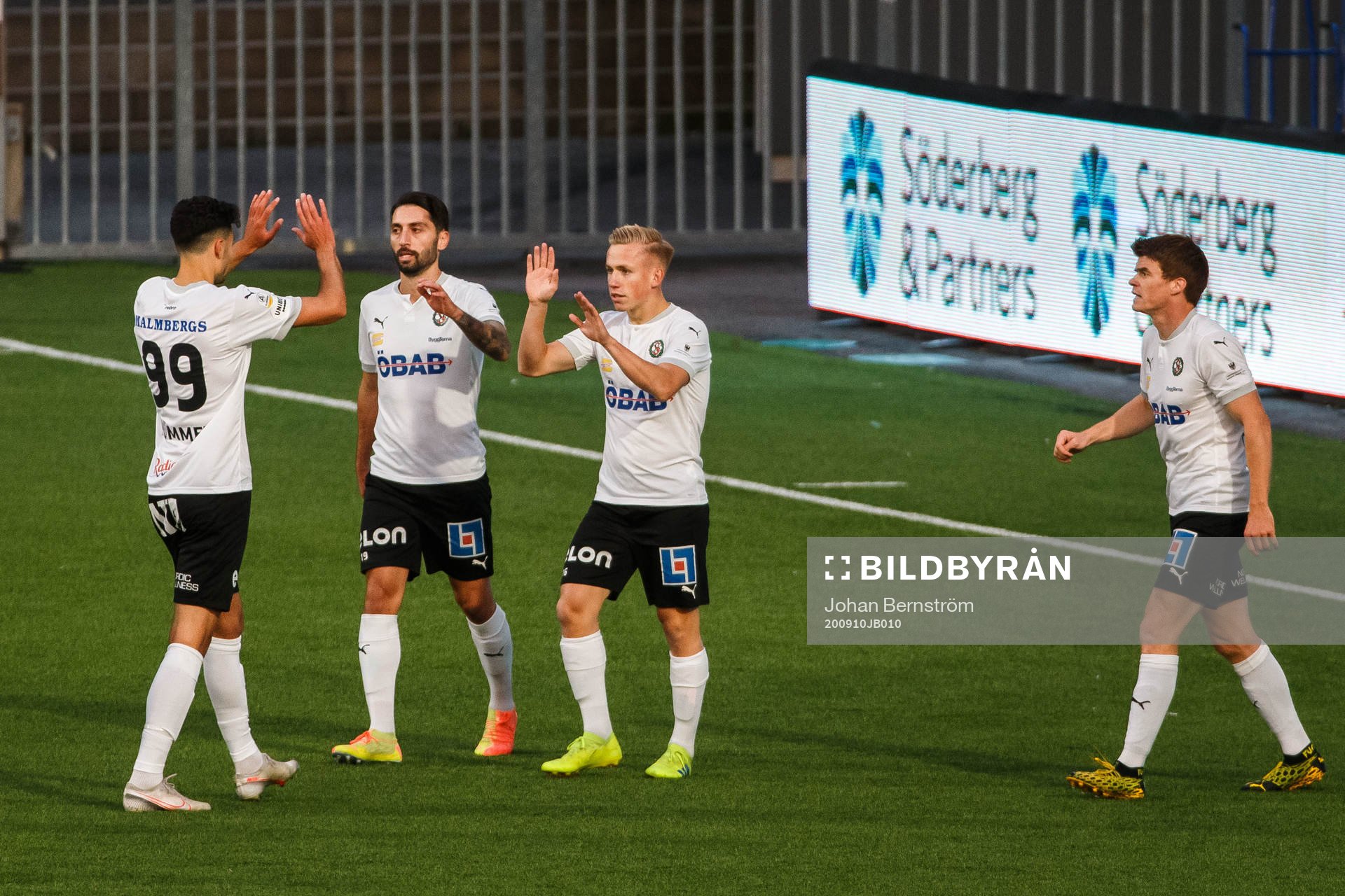 Örebros David Seger jublar med lagkamrater