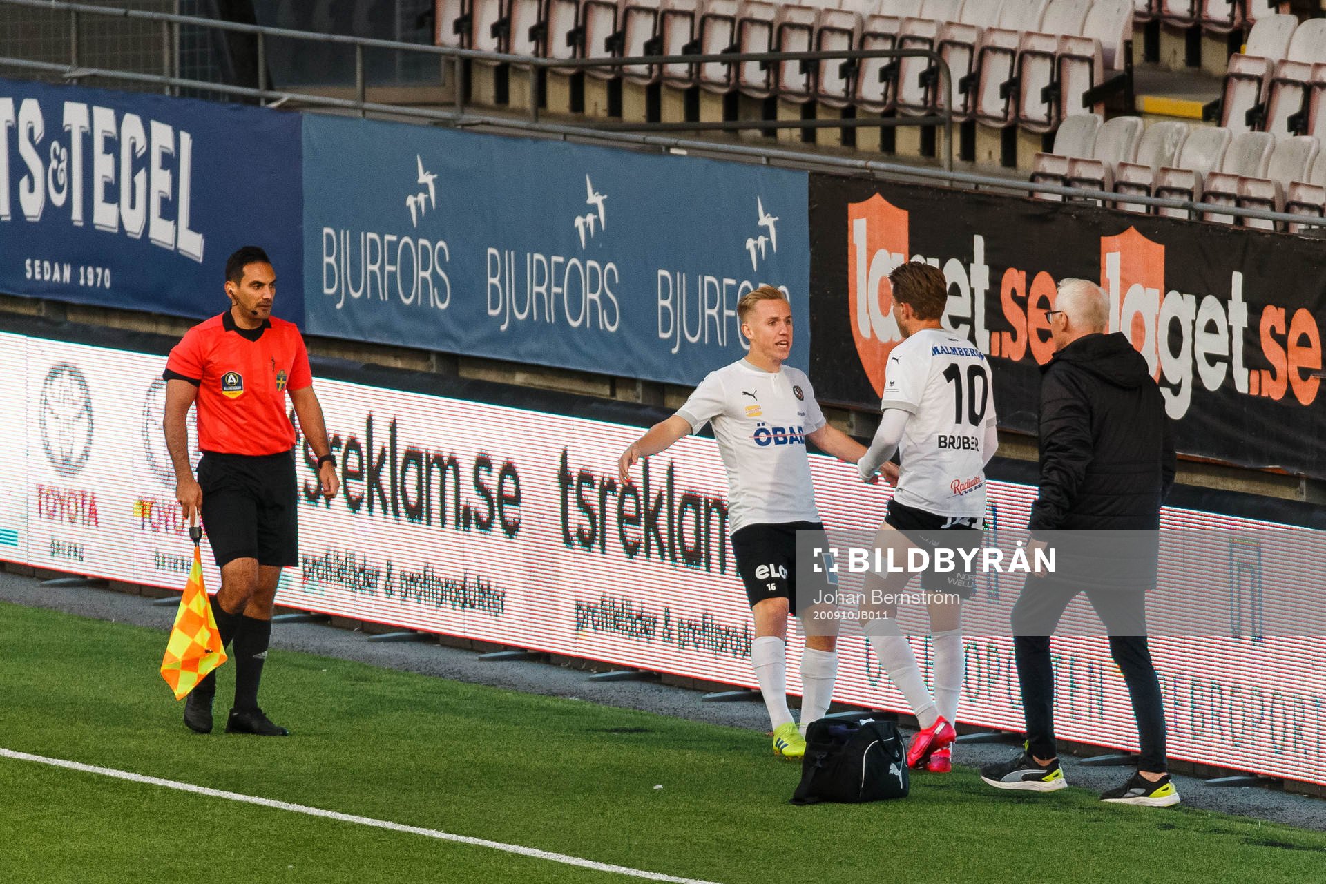 Örebros David Seger jublar med Martin Broberg