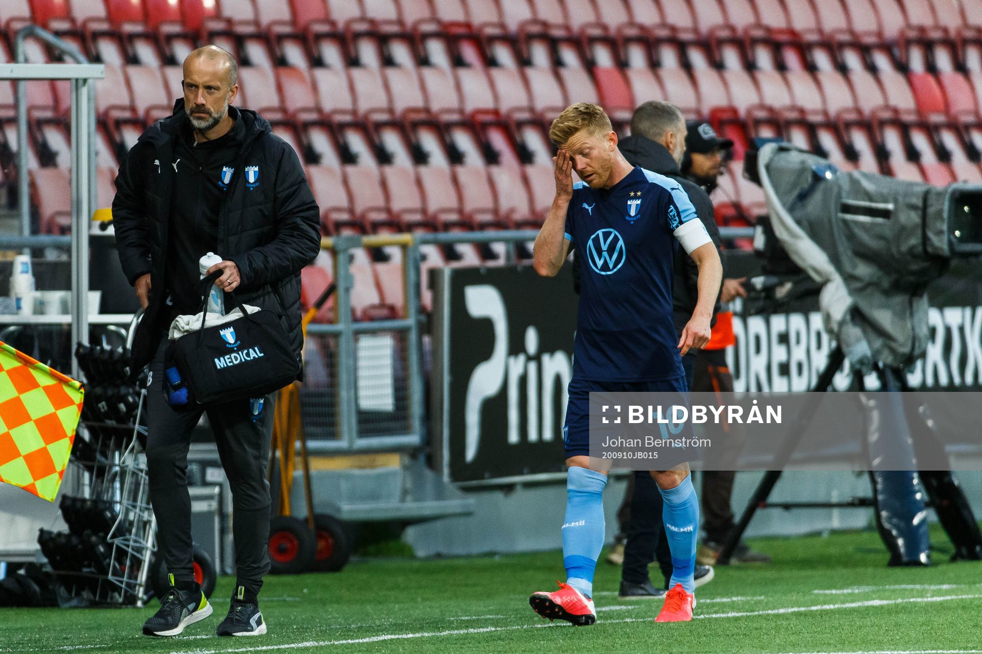 Malmö FFs Anders Christiansen lämnar planen efter skada under fotbollsmatchen i Allsvenskan mellan Örebro och Malmö FF den 10 september 2020 i Örebro.