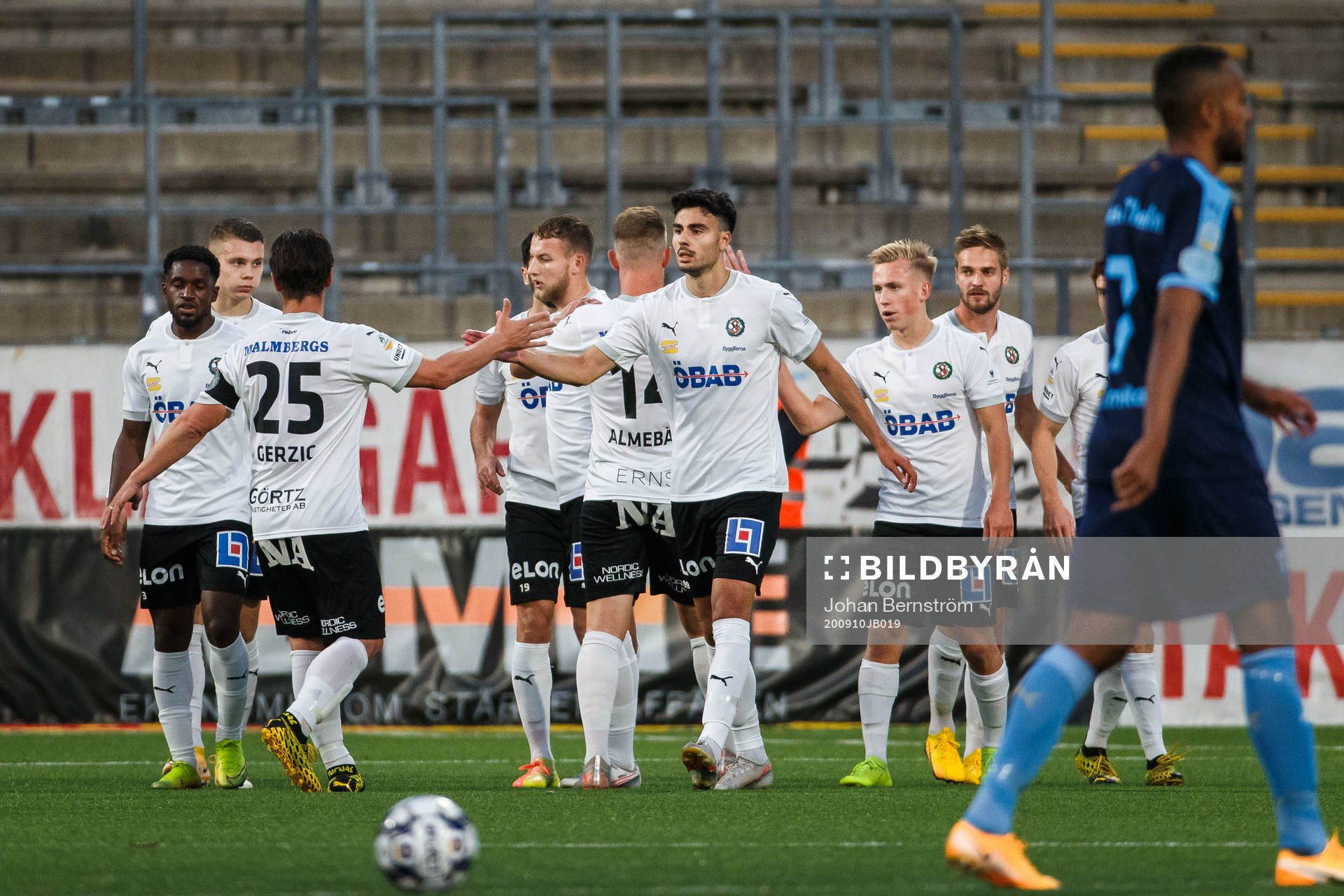 Örebros Nordin Gerzic och Deniz Hümmet jublar