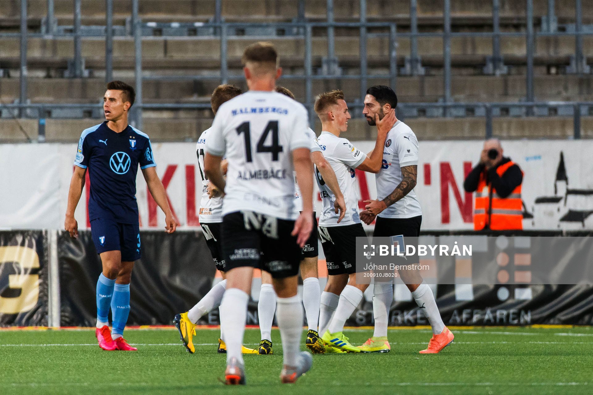Örebros David Seger jublar med Nahir Besara