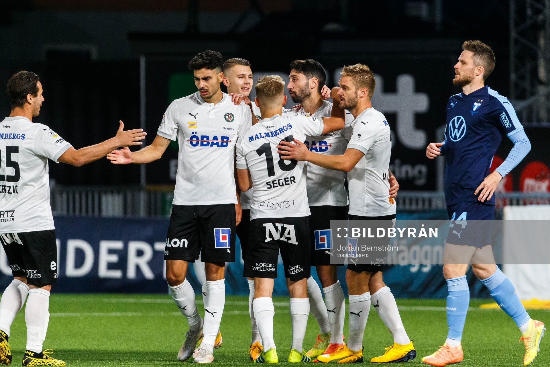 Örebros Nahir Besara jublar med lagkamrater