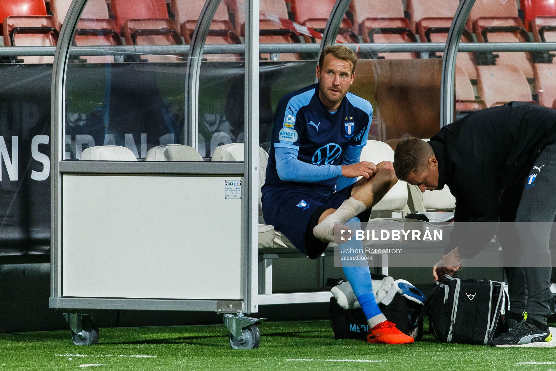 Malmö FFs Ola Toivonen får sin fot lindad