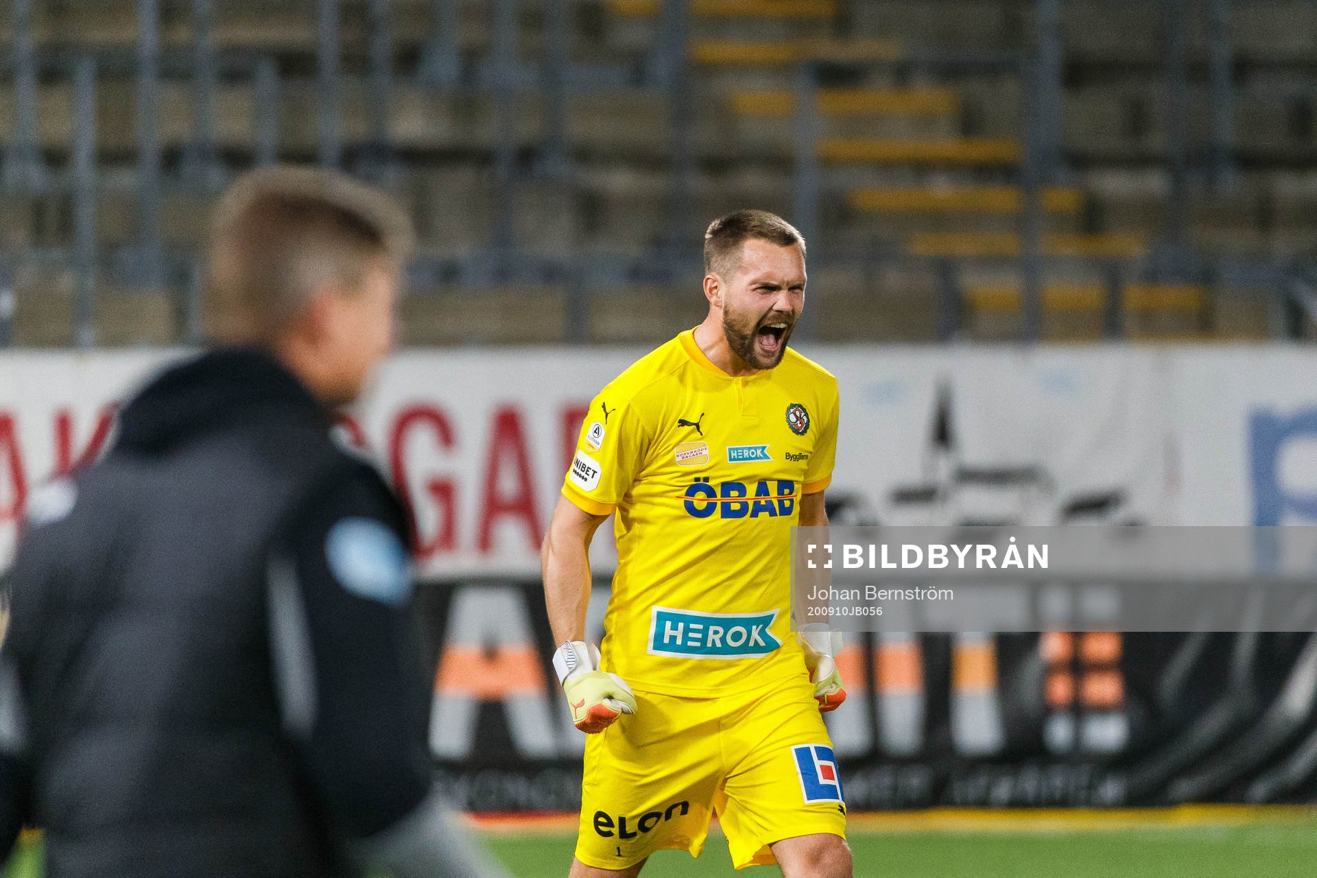 Örebros målvakt Oscar Jansson jublar
