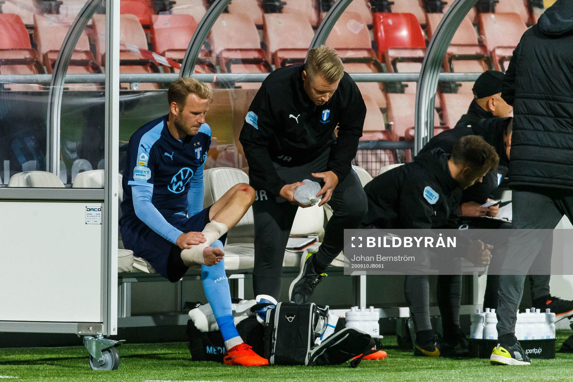 Malmö FFs Ola Toivonen får sin fot lindad