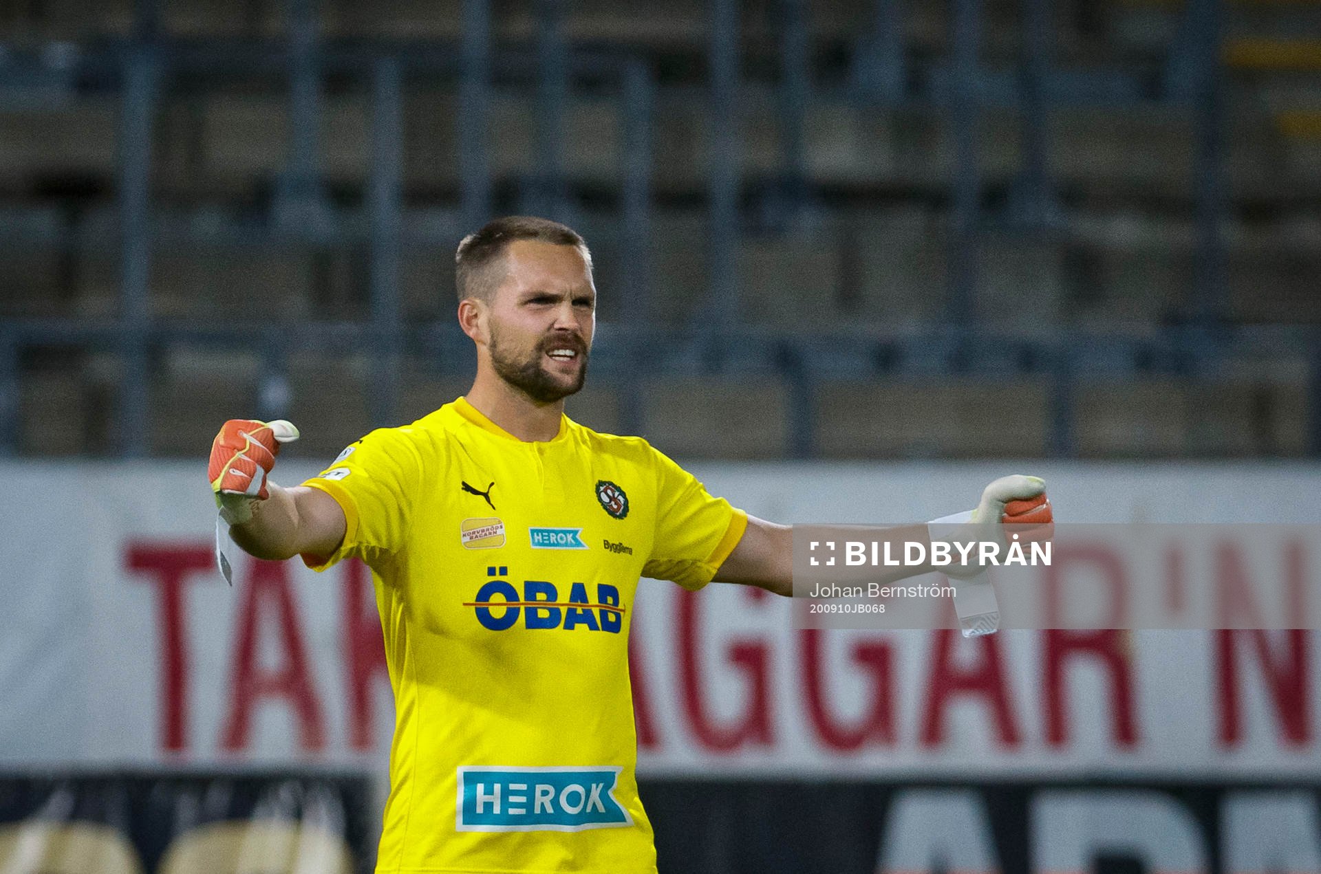 Örebros målvakt Oscar Jansson jublar