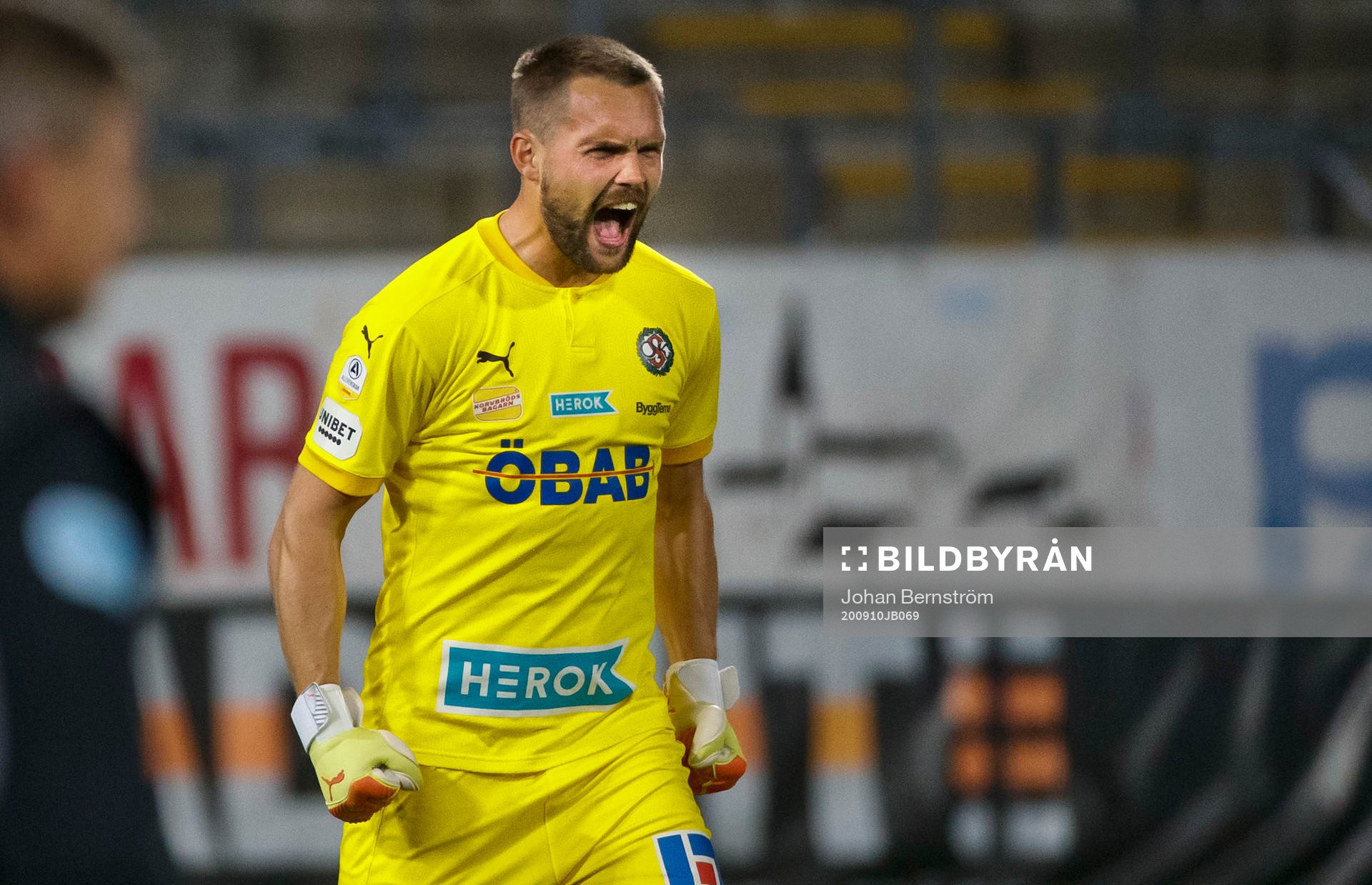 Örebros målvakt Oscar Jansson jublar