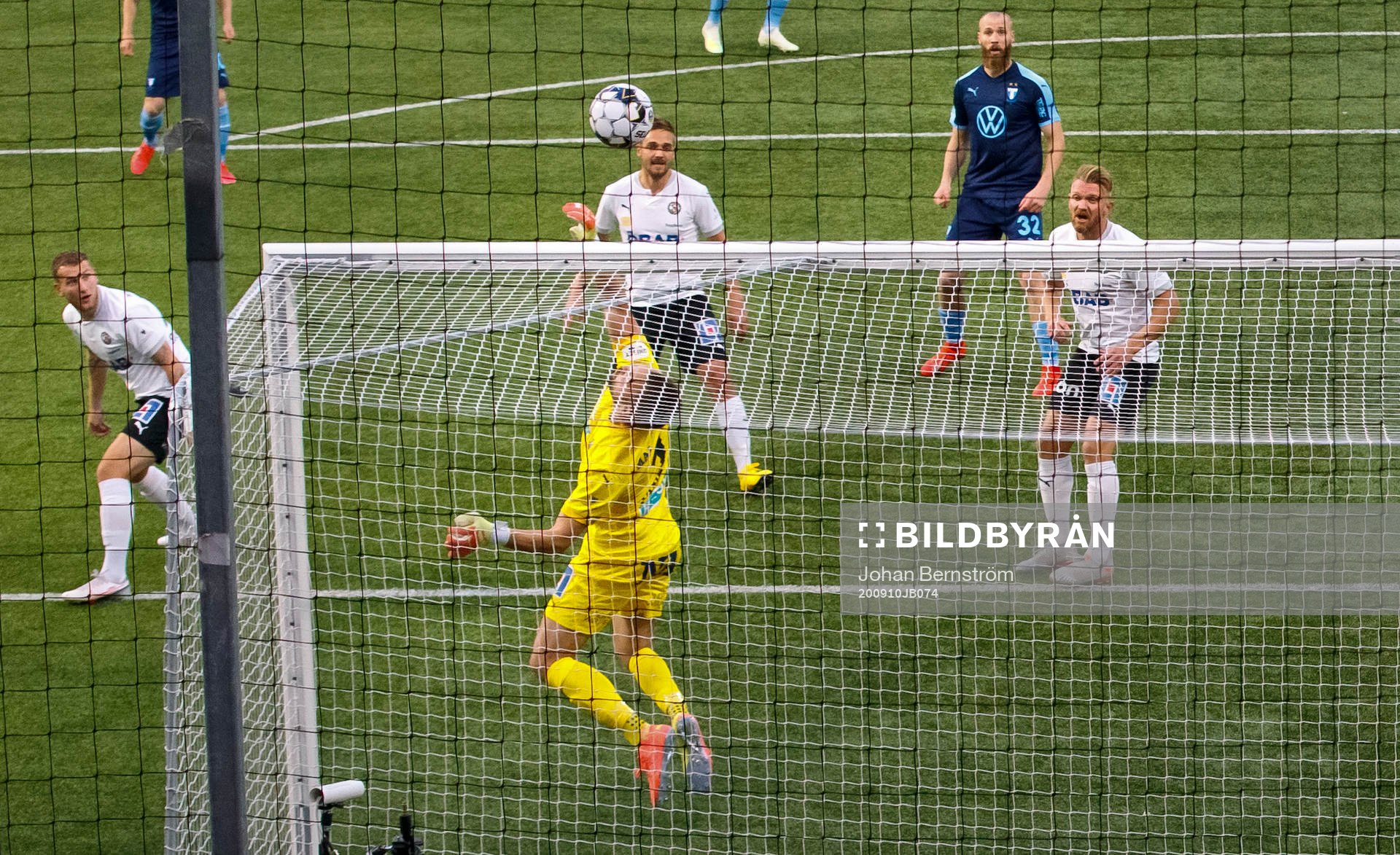 Örebros målvakt Oscar Jansson räddat ett skott