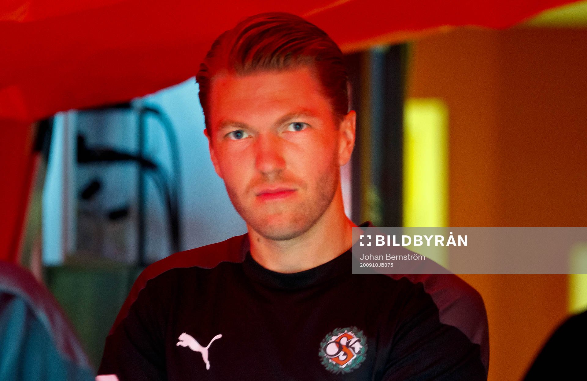 Örebros Martin Broberg på väg ut till fotbollsmatchen i