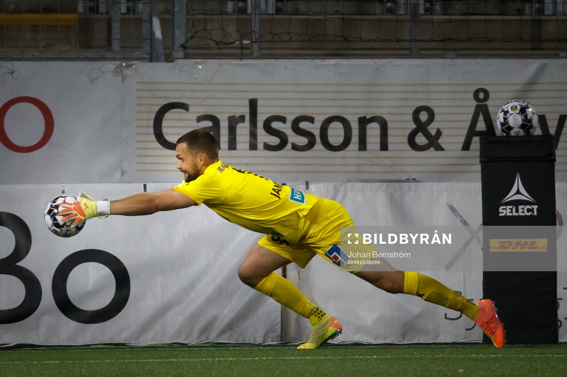 Örebros målvakt Oscar Jansson räddar ett skott