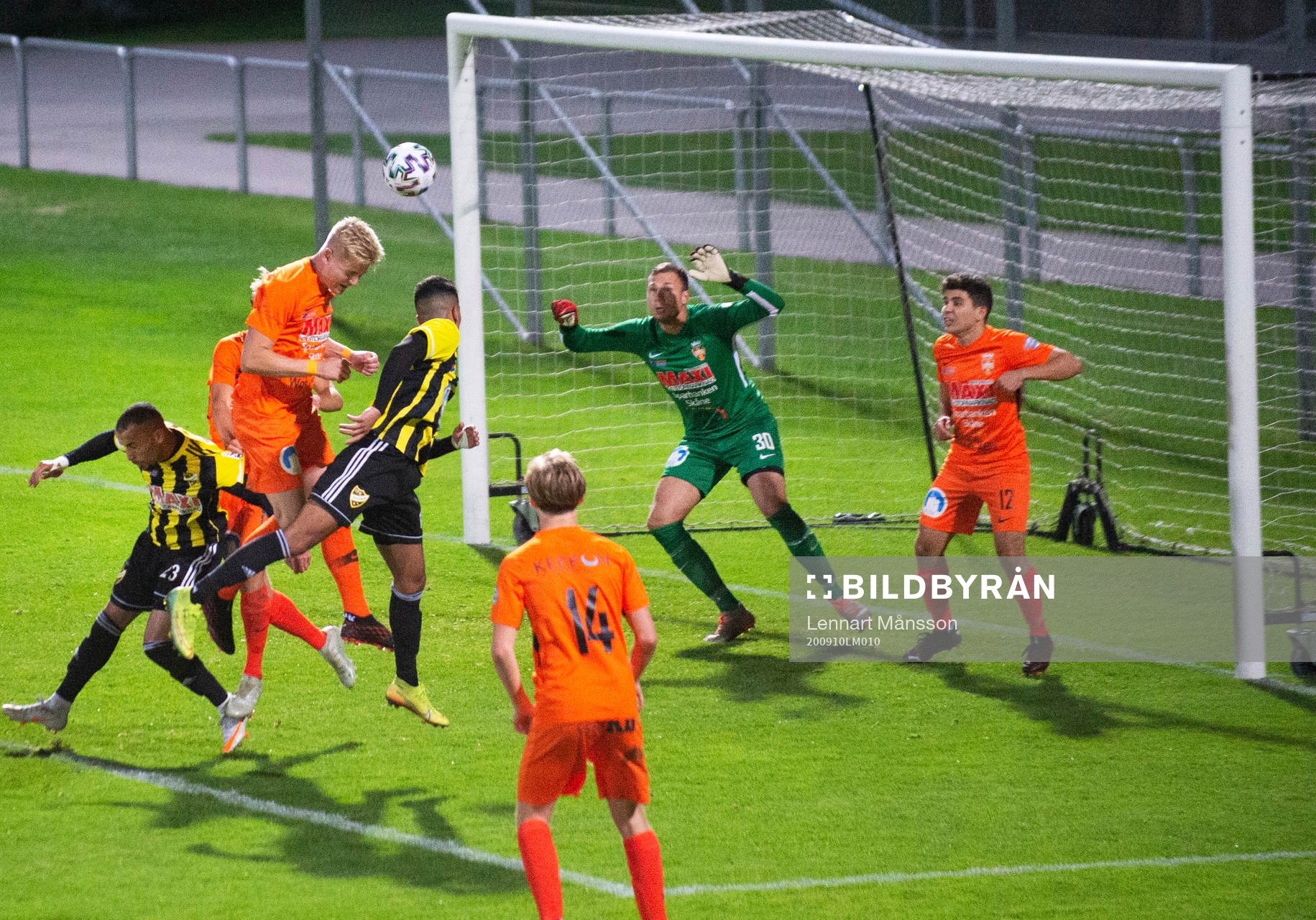 IFK Hässleholms Mustafa Owaid kvitterar till 2-2 i matchen mellan IFK Hässleholm och Kristianstads FC i Hässleholm den 10 september 2020. 