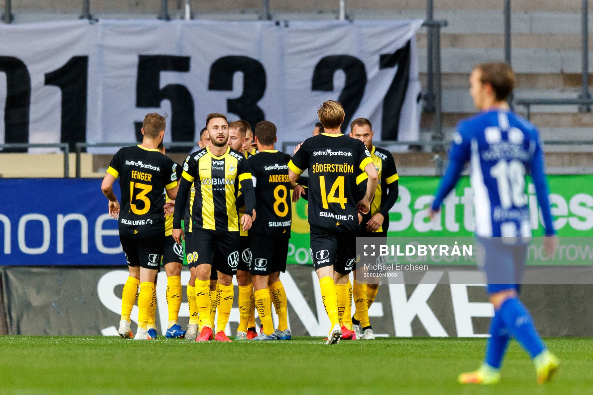 Hammarbys Aron Johansson jublar med Muamer Tankovic mfl