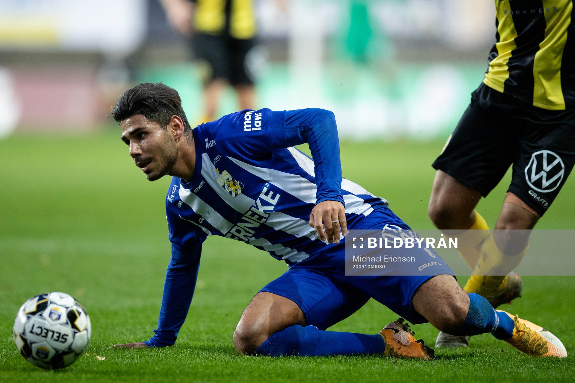 IFK Göteborgs Hosam Aiesh liggande