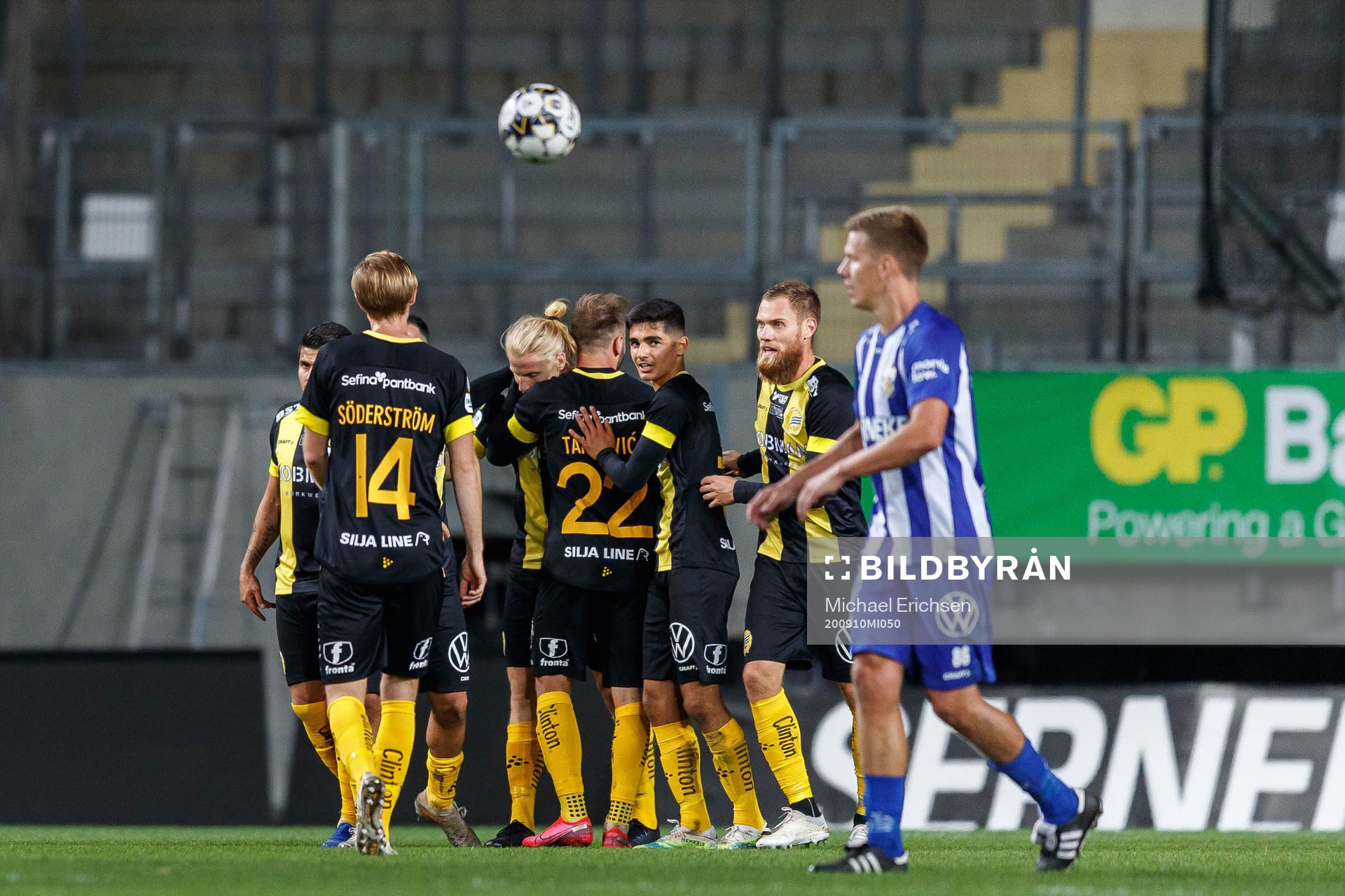Hammarbys Muamer Tankovic jublar med lagkamrater