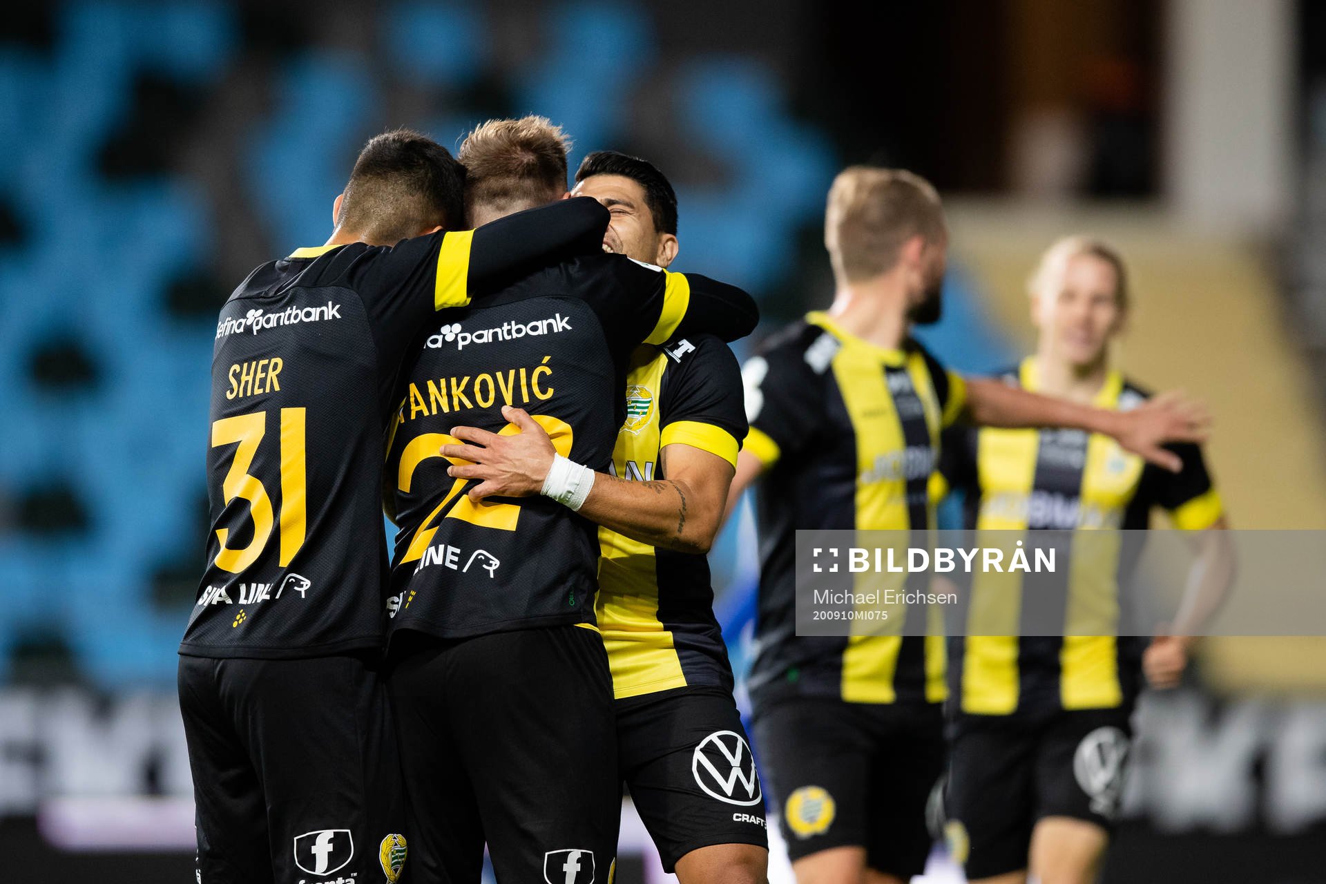 Hammarbys Muamer Tankovic jublar med lagkamrater