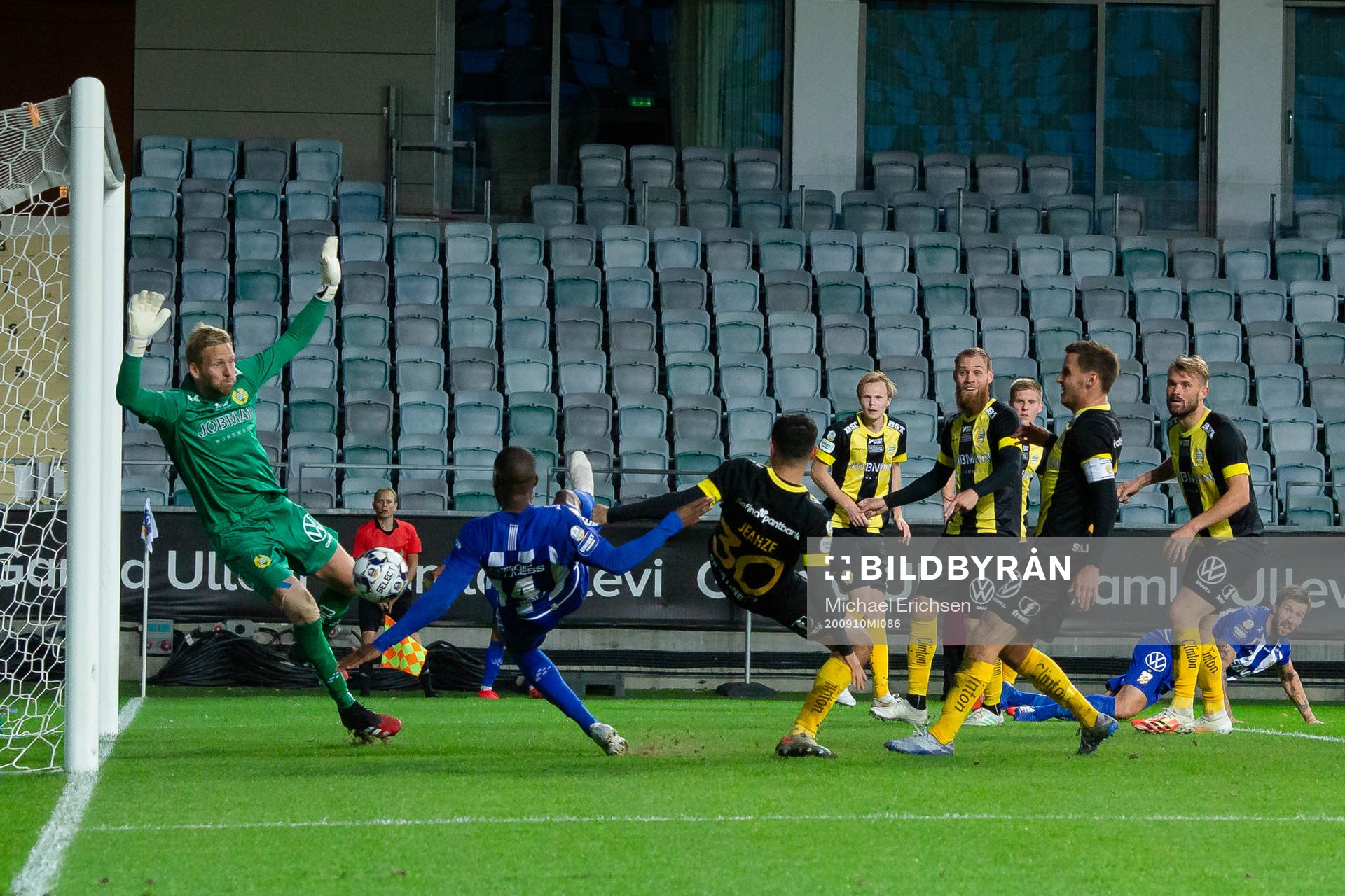 IFK Göteborgs Christian Kouakou tar en löpning och gör