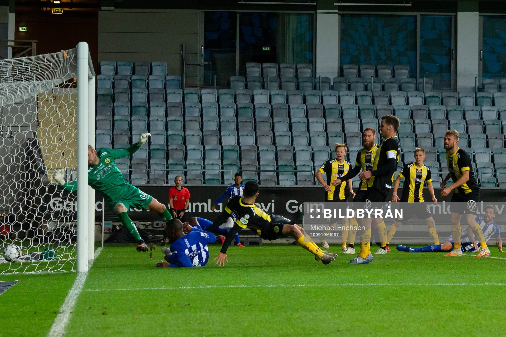 IFK Göteborgs Christian Kouakou tar en löpning och gör