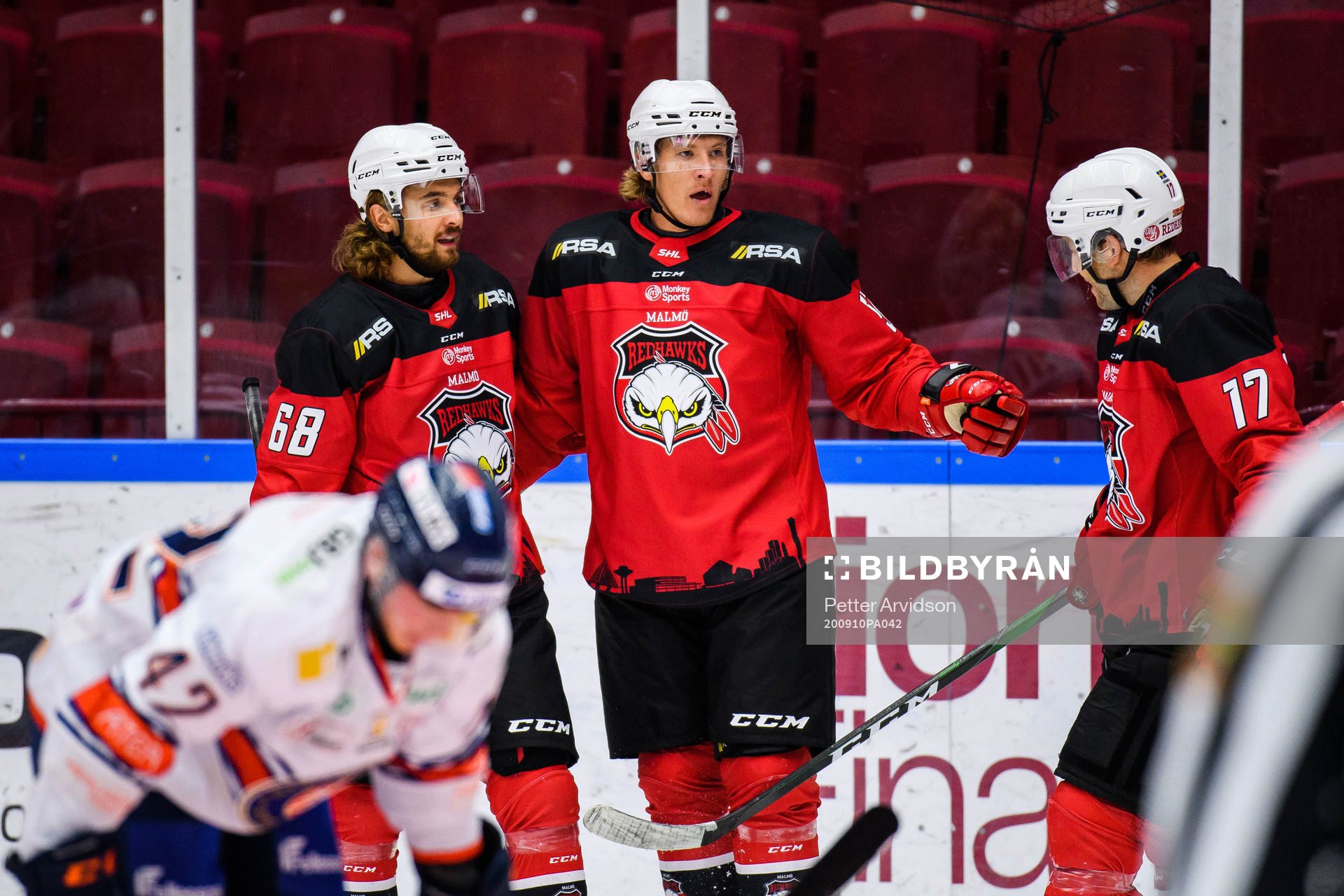 Malmö Redhawks Emil Sylvegård jublar med Adam Brodecki