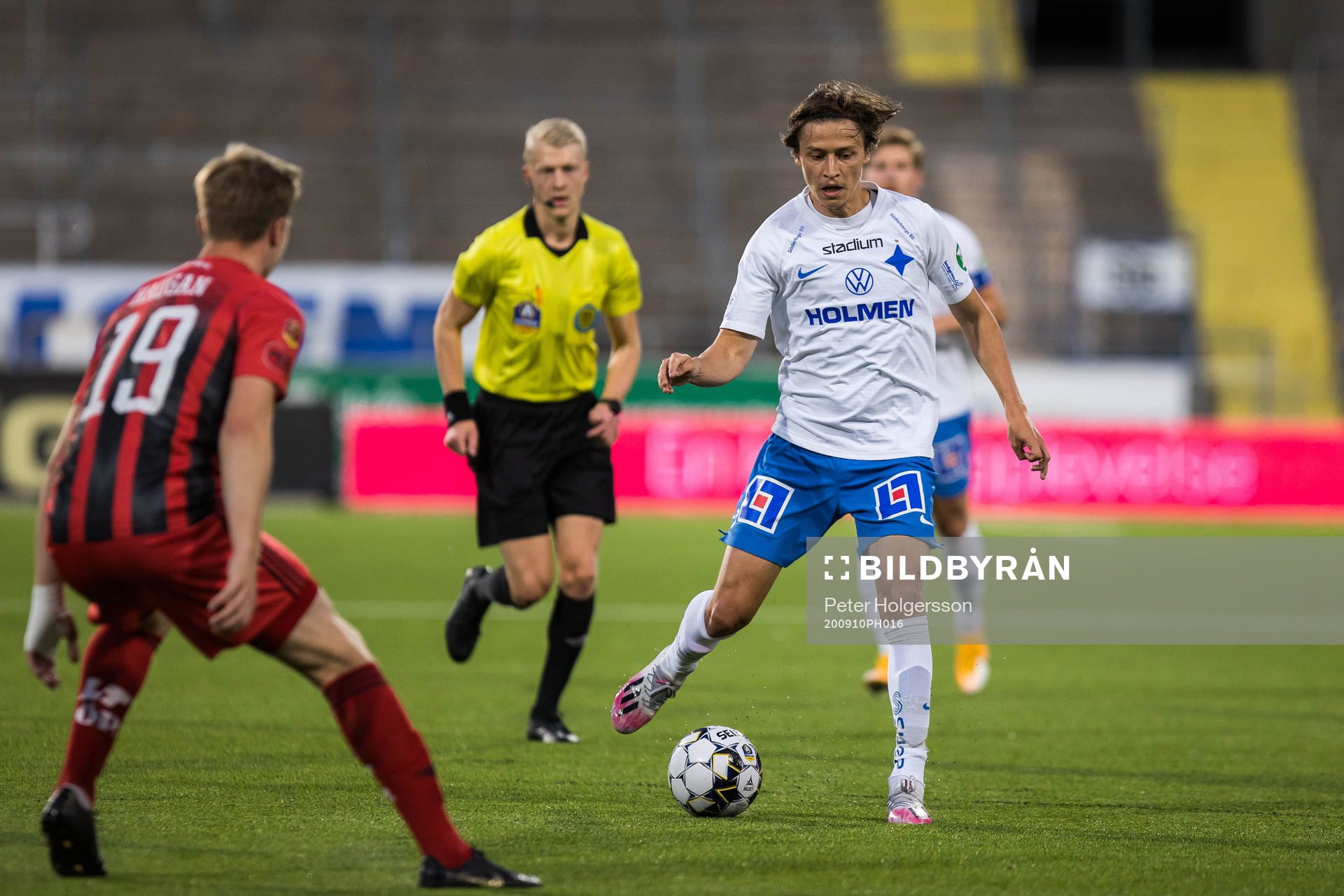 IFK Norrköpings Simon Thern under fotbollsmatchen i Allsvenskan mellan IFK Norrköping och Östersund den 10 september 2020 i Norrköping.