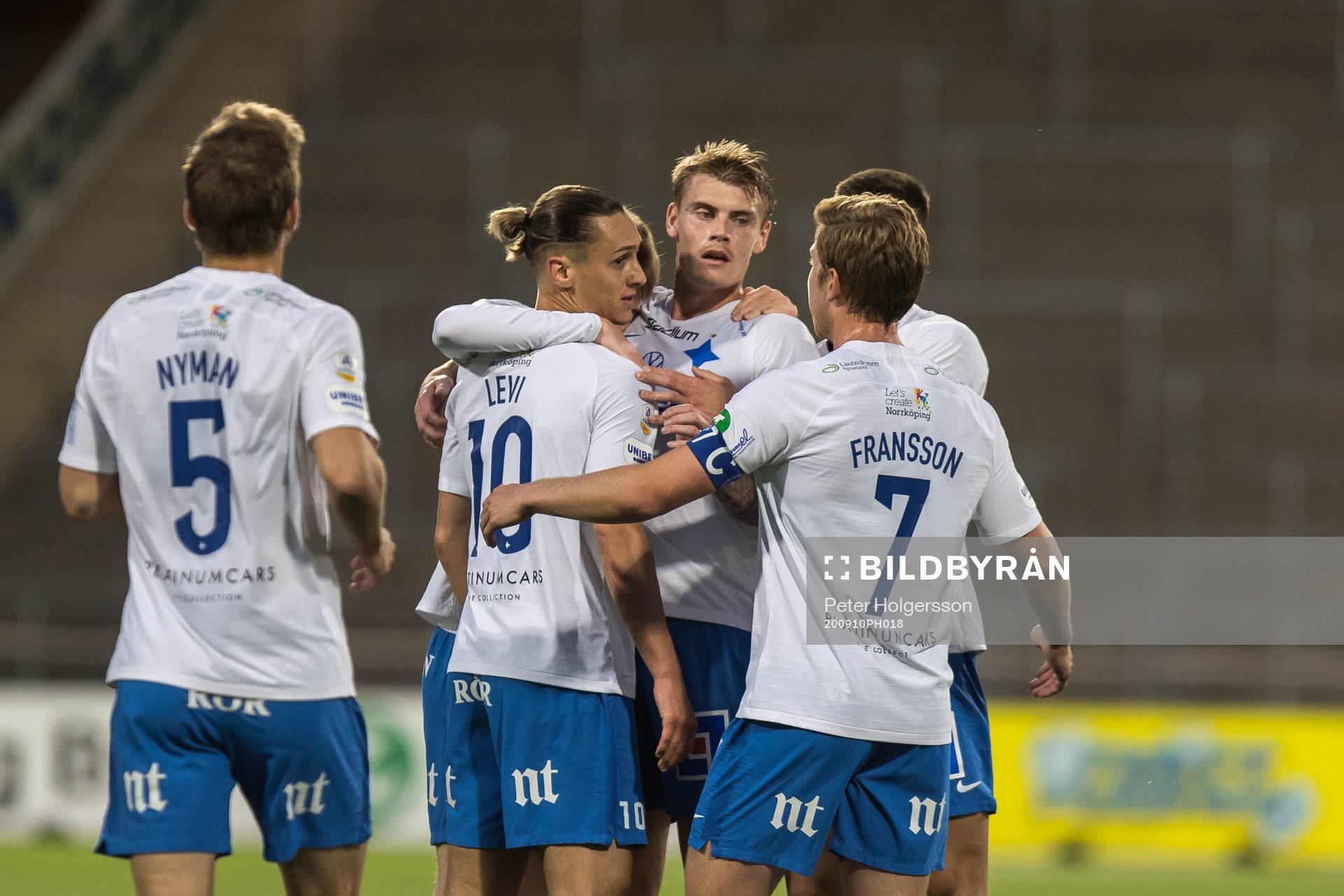 IFK Norrköpings Jonathan Levi jublar med lagkamrater