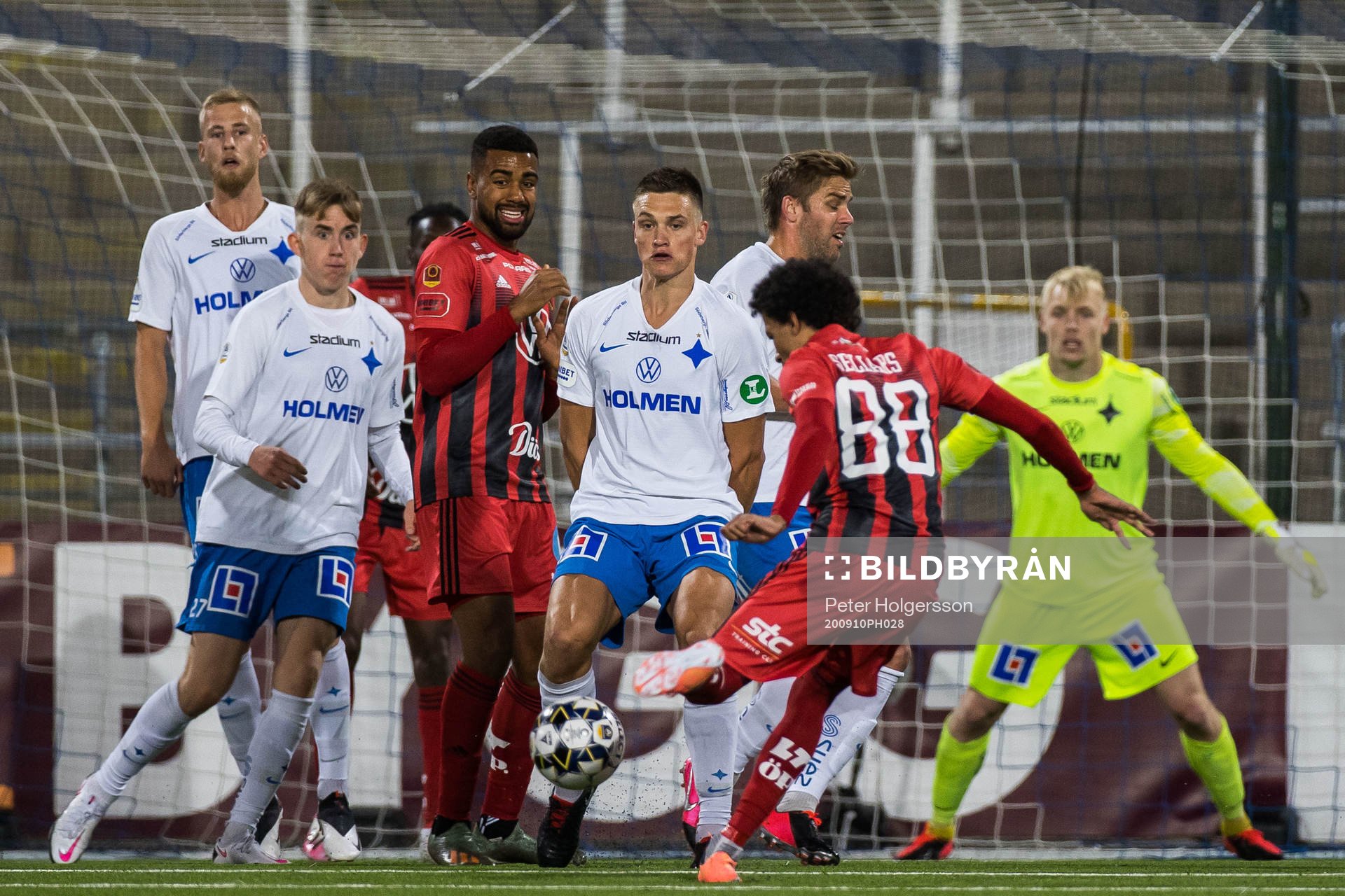 Östersunds Jerell Sellars med ett skott