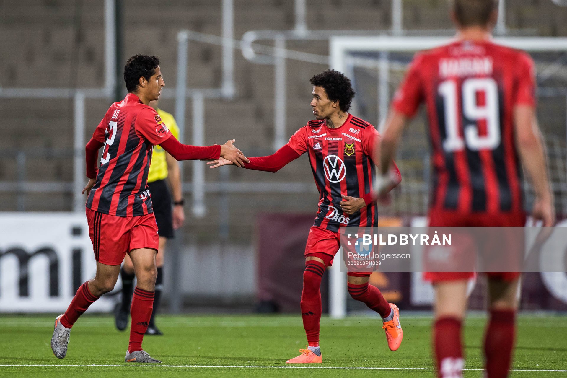 Östersunds Ahmed Awad och Jerell Sellars jublar