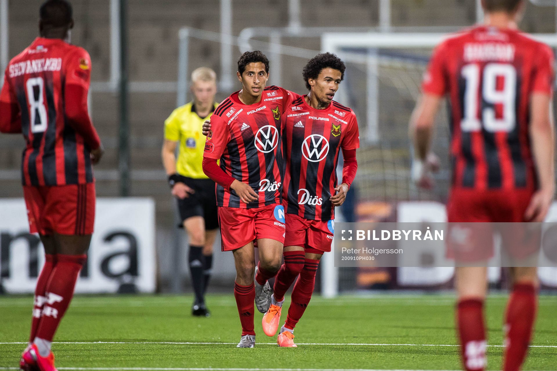Östersunds Ahmed Awad och Jerell Sellars jublar