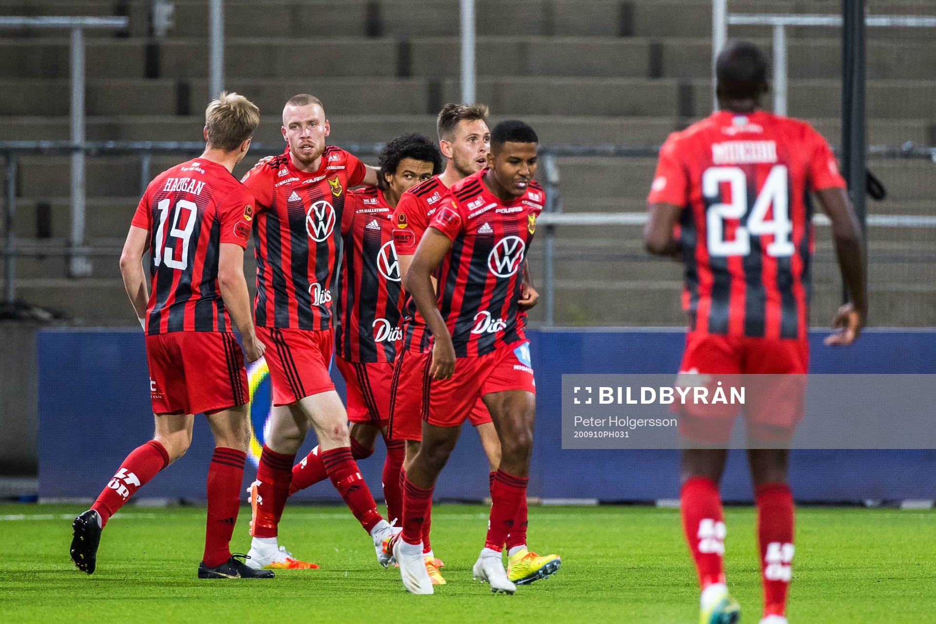 Östersunds Thomas Isherwood jublar med lagkamrater