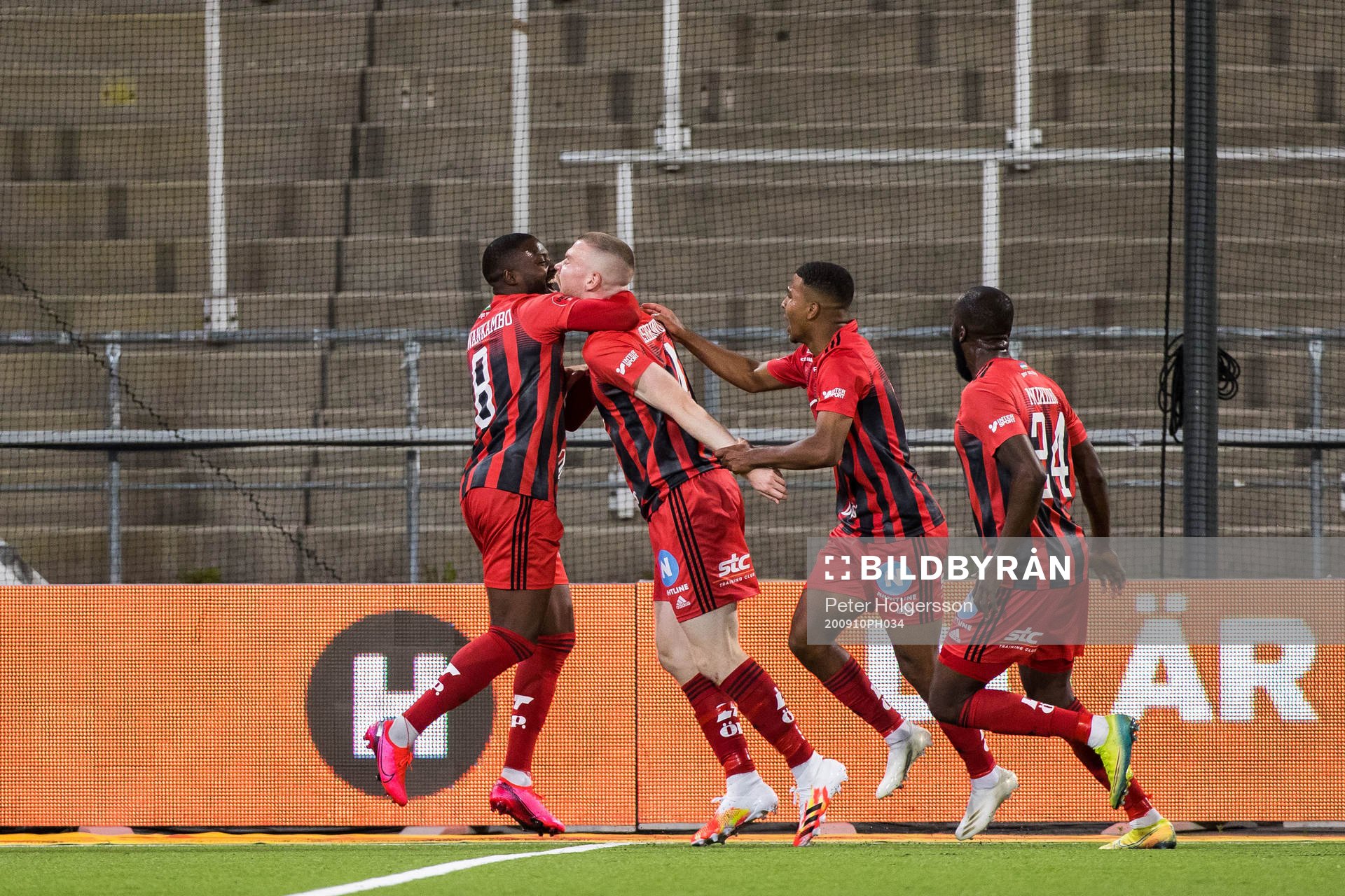 Östersunds Thomas Isherwood jublar med lagkamrater