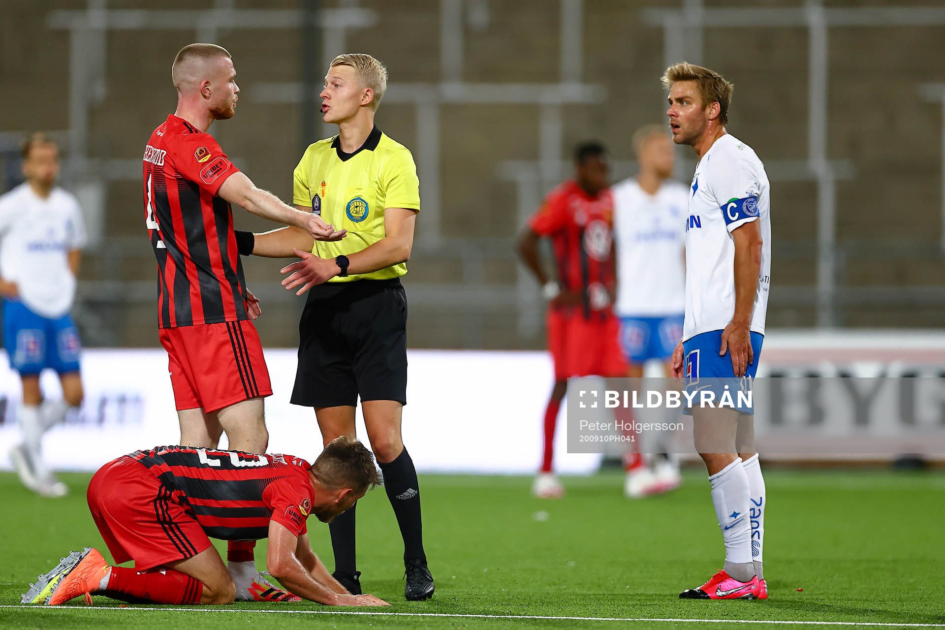 Domare Adam Ladebäck diskuterar med Östersunds Thomas