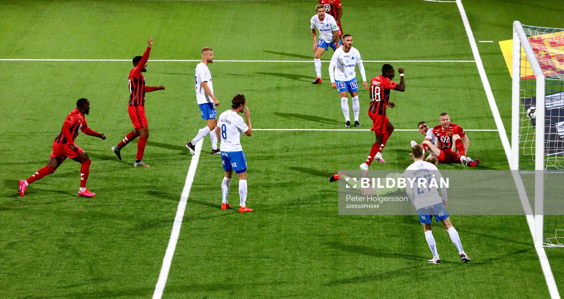 Jubel och depp vid mål 2-2 av Östersunds Thomas Isherwood