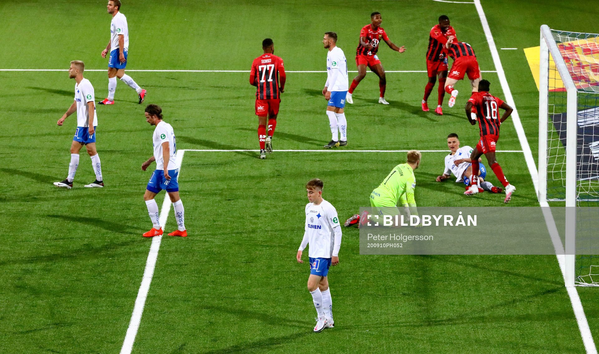 Jubel och depp vid mål 2-2 av Östersunds Thomas Isherwood