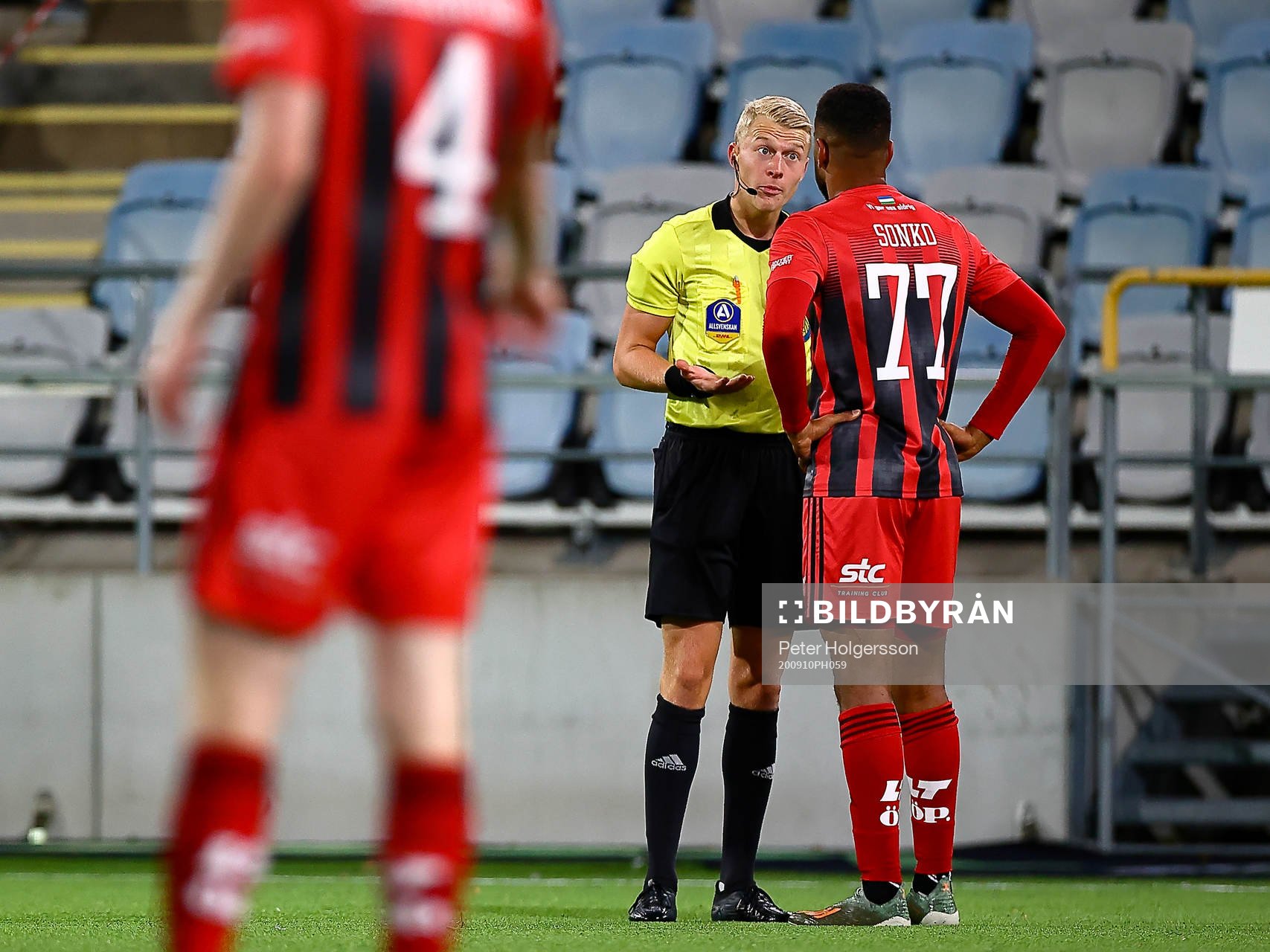 Domare Adam Ladebäck pratar med Östersunds Noah Sonko