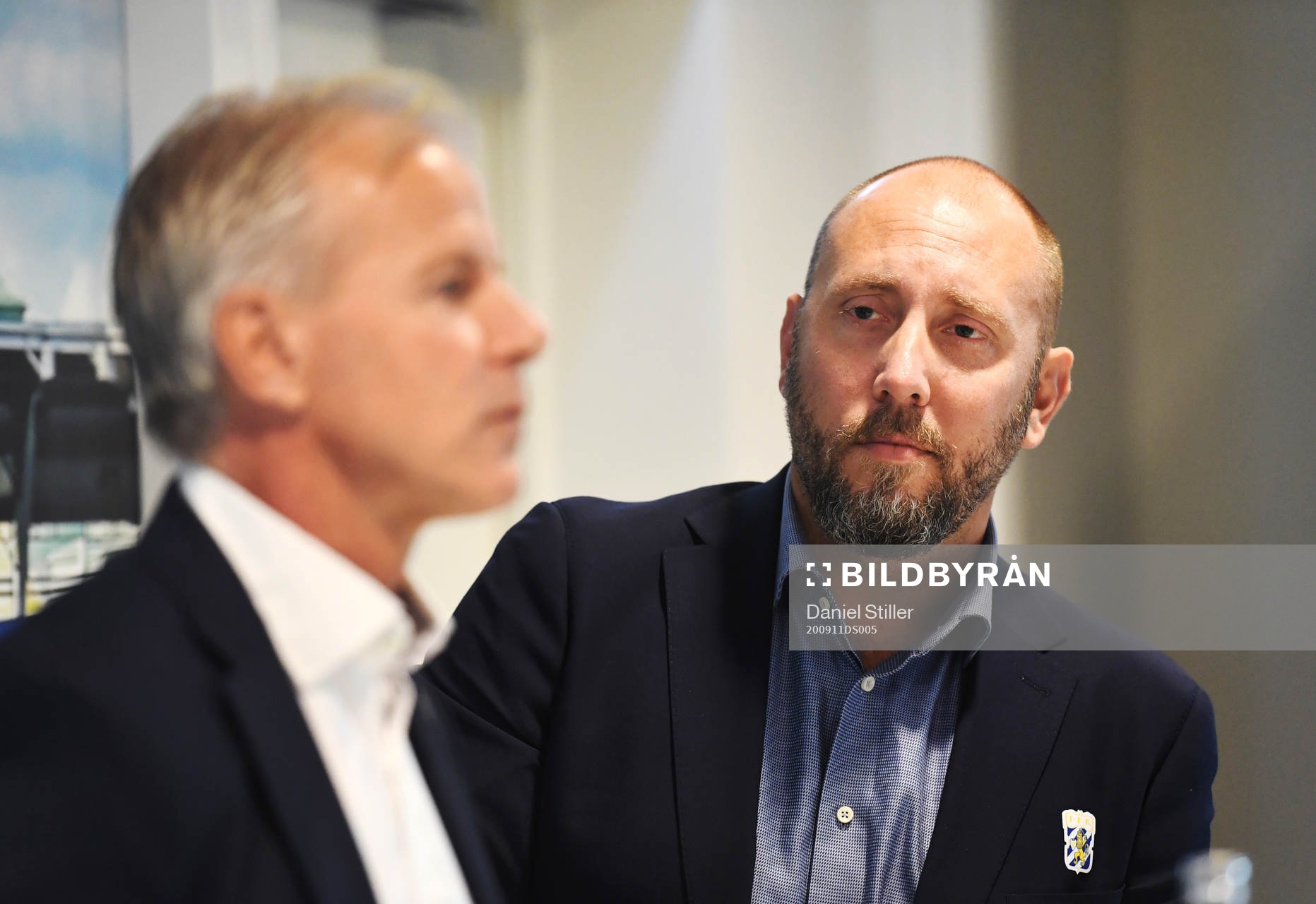 Klubbdirektör Max Markusson och nya tränaren Roland Nilsson under en pressträff med IFK Göteborg den 11 september 2020 i Göteborg.
