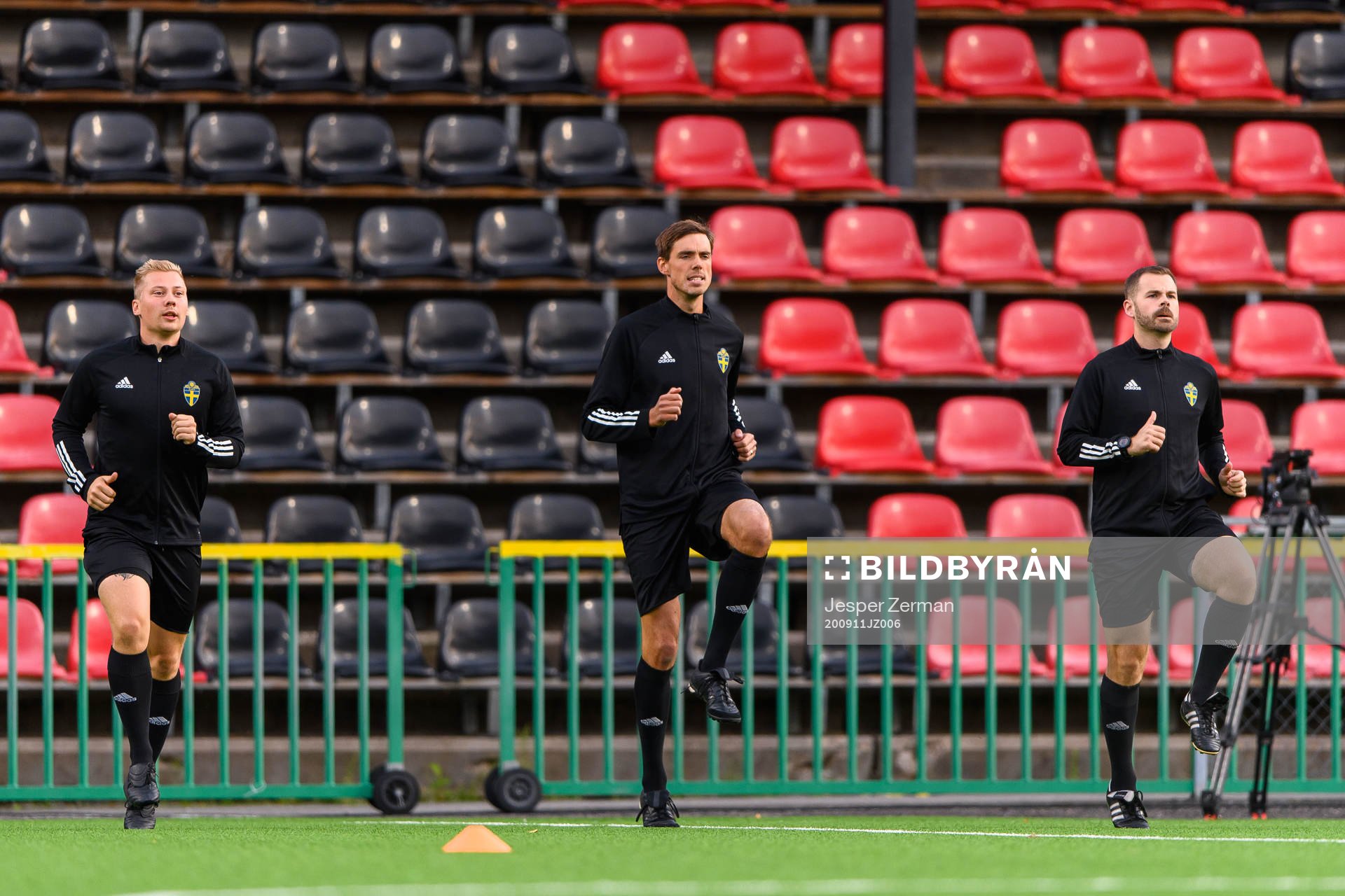 Domare Magnus Lindgren värmer upp