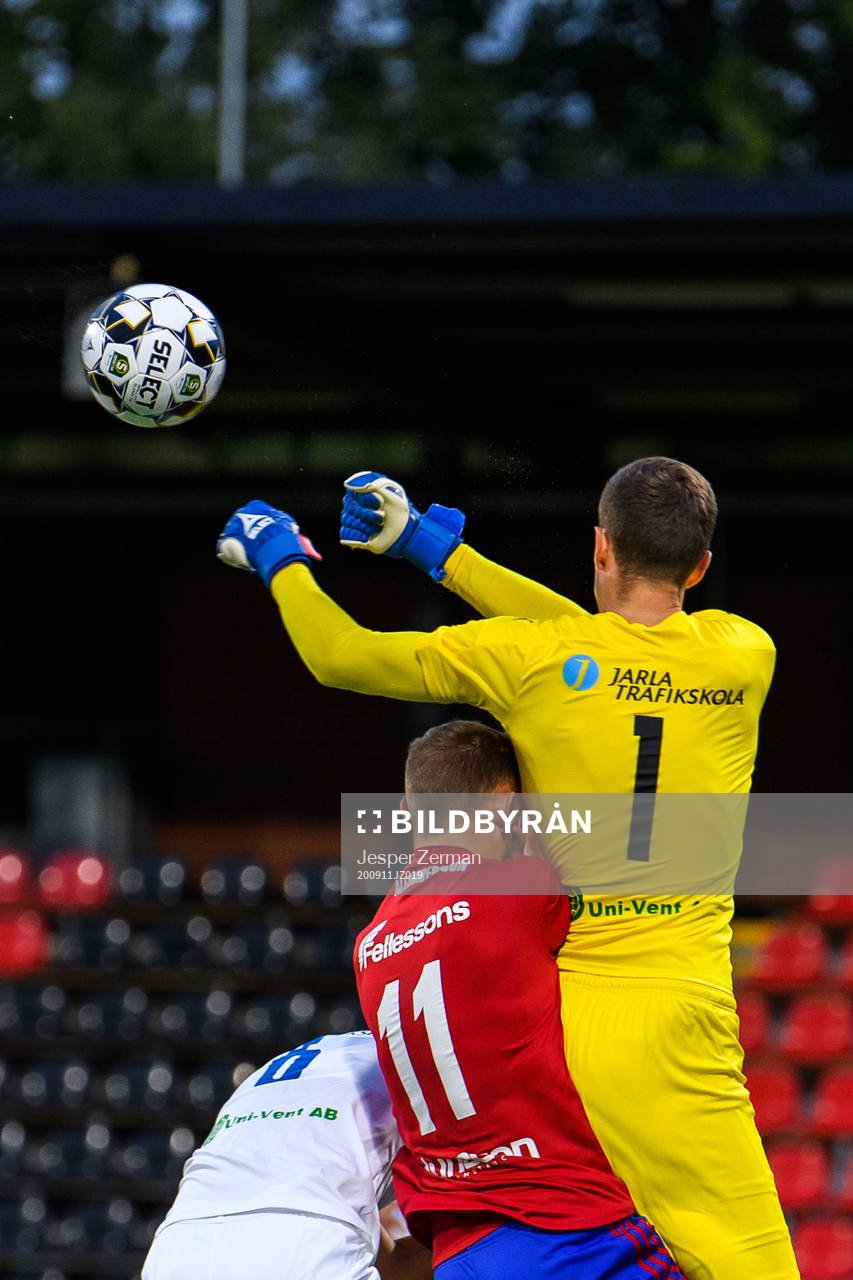 Östers Simon Alexandersson och Akropolis målvakt Samuel