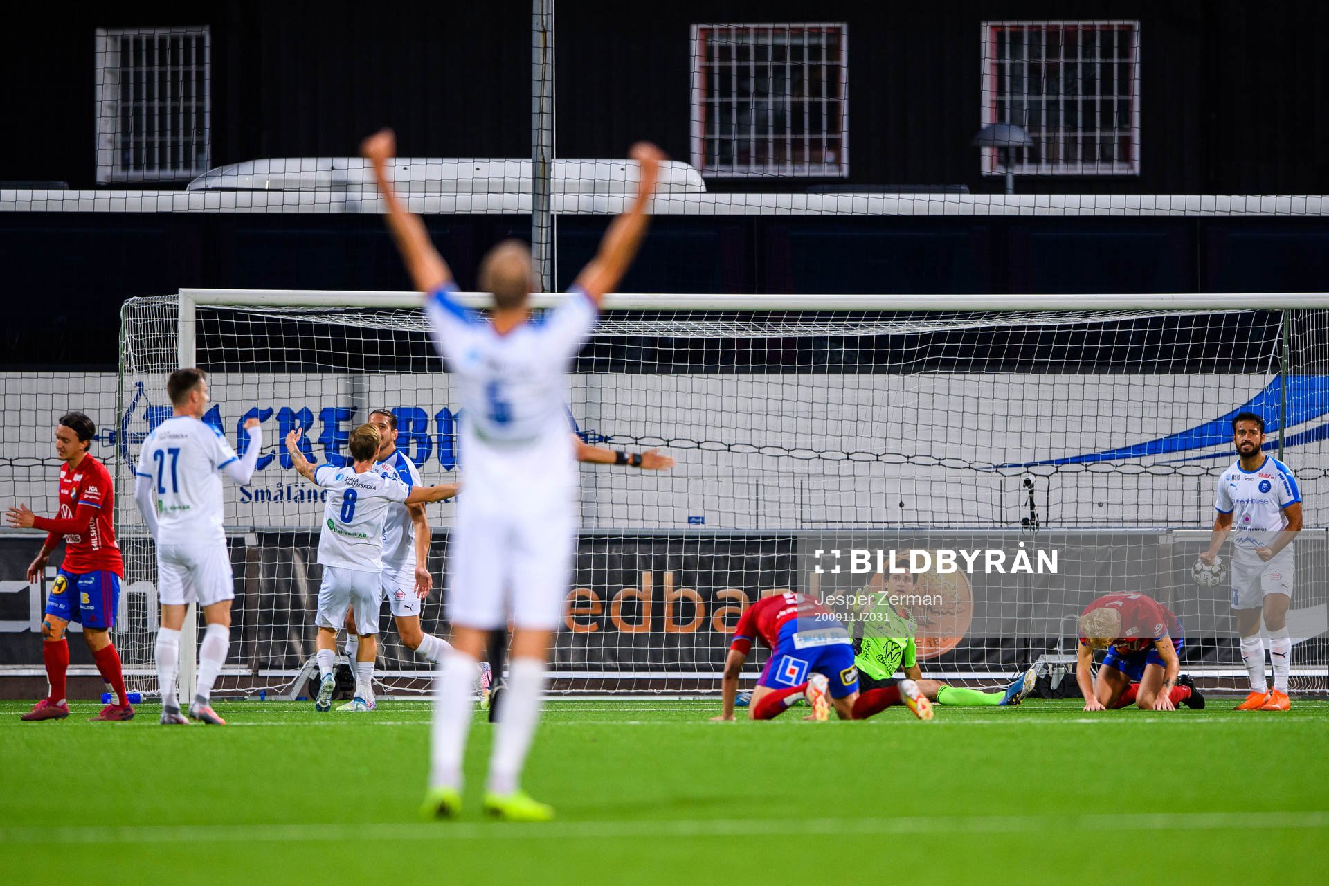 Östers målvakt Damir Mehic deppar medan Akropolis Nikola