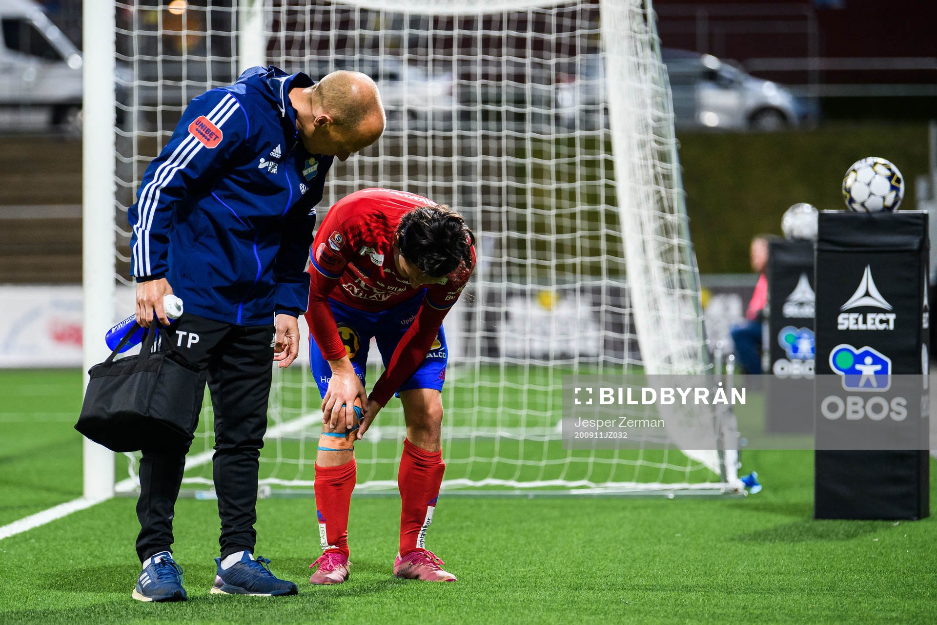 Östers Mattias Pavic har ont och tar sig för knät