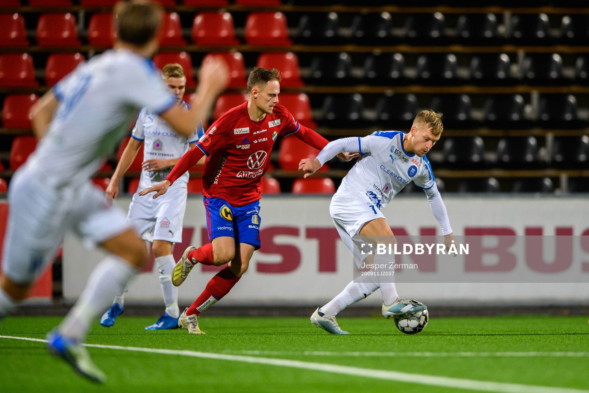 Östers Simon Alexandersson och Akropolis Jens Jacobsson under fotbollsmatchen i Superettan mellan Akropolis och Öster den 11 september 2020 i Stockholm.