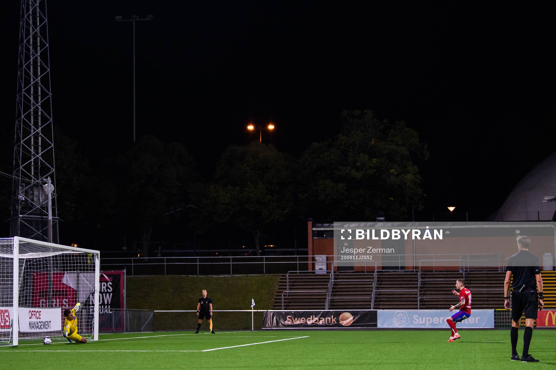 Östers Petar Petrovic gör 2-2 på straff bakom Akropolis