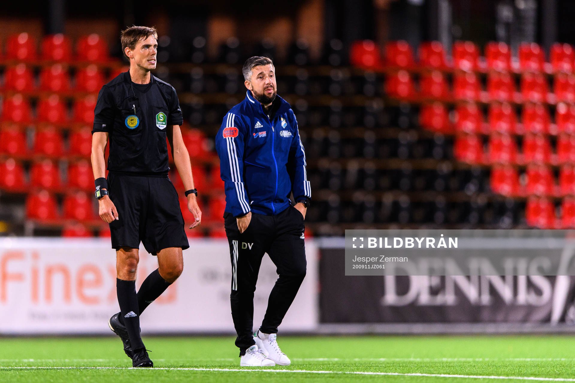 Domare Magnus Lindgren  och Östers tränare Dennis Velic