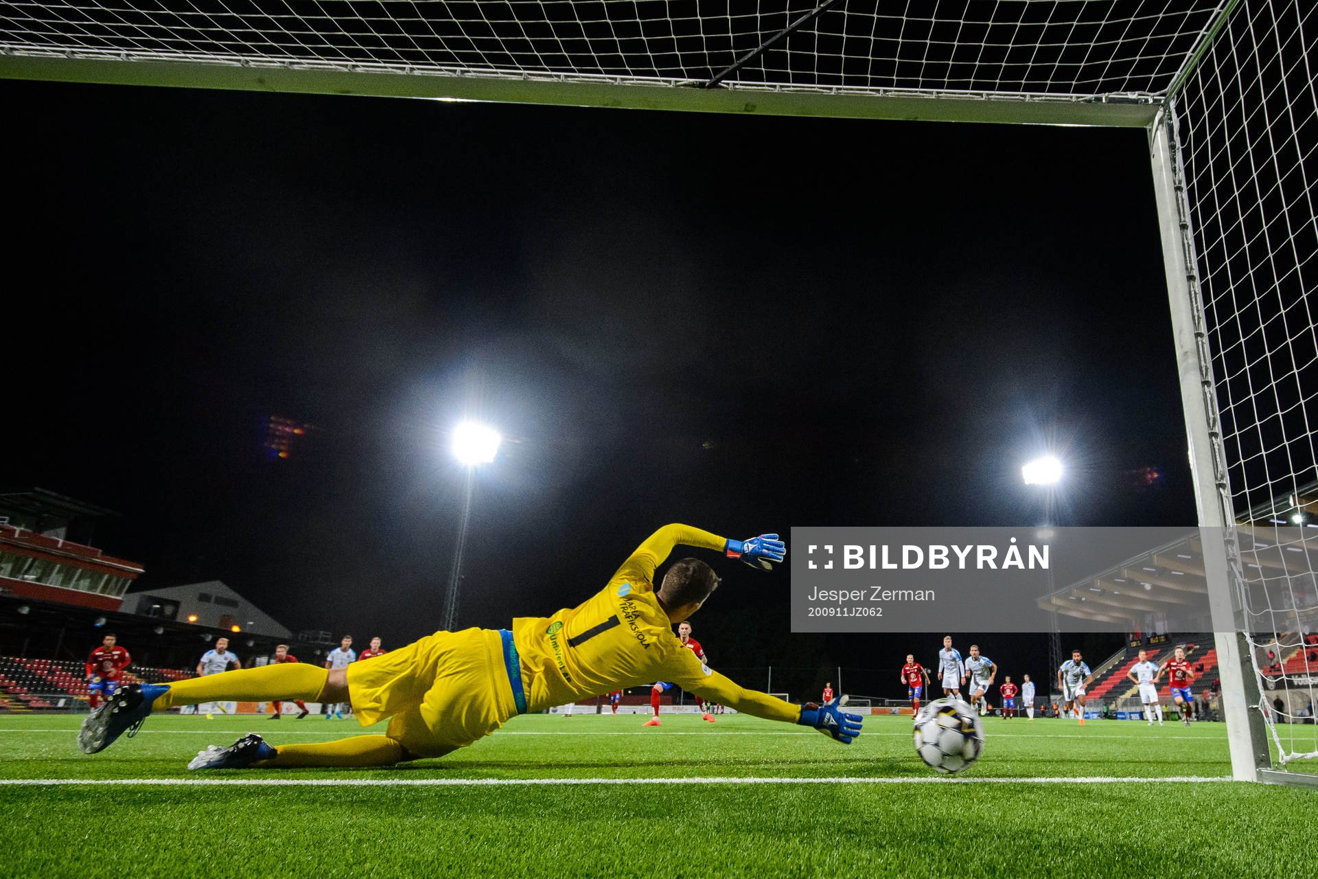 Akropolis målvakt Samuel Brolin släpper in 2-2 av Östers