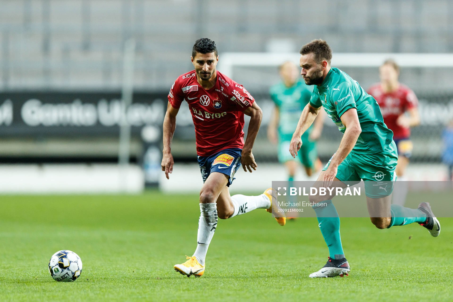 Örgrytes Ailton Jose Almeida och Ljungskiles Johannes Vall under fotbollsmatchen i Superettan mellan Örgryte och Ljungskile den 11 september 2020 i Göteborg.