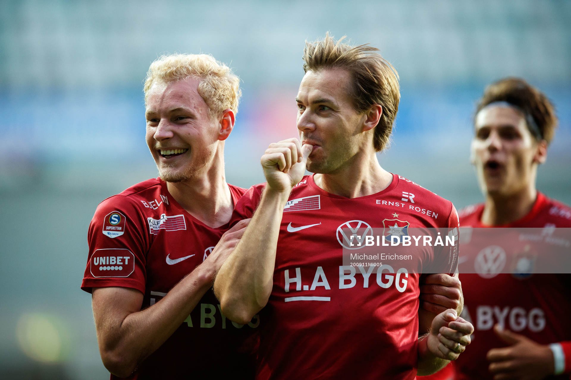 Örgrytes Danny Ervik jublar med Adam Bergmark Wiberg efter 1-0 under fotbollsmatchen i Superettan mellan Örgryte och Ljungskile den 11 september 2020 i Göteborg.