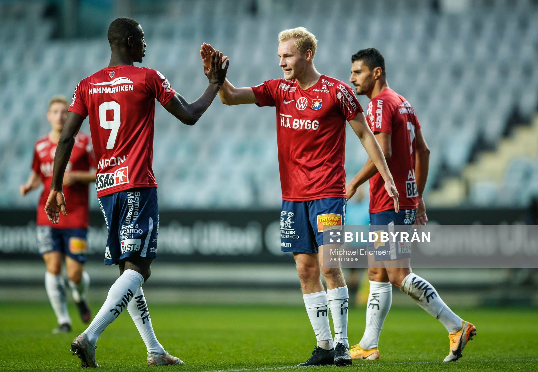 Örgrytes Adam Bergmark Wiberg jublar med lagkamrater