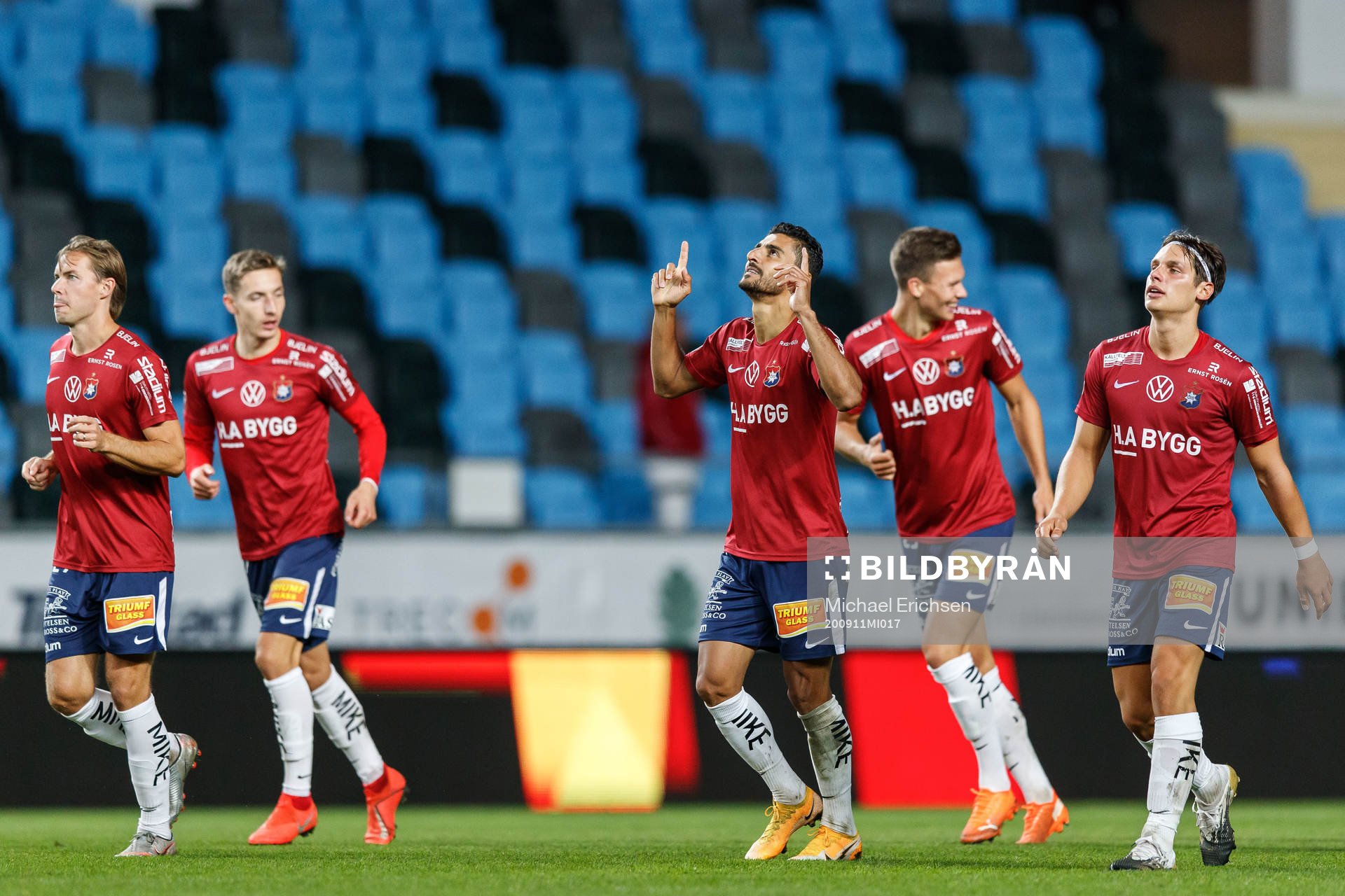 Örgrytes Ailton Jose Almeida jublar med lagkamrater